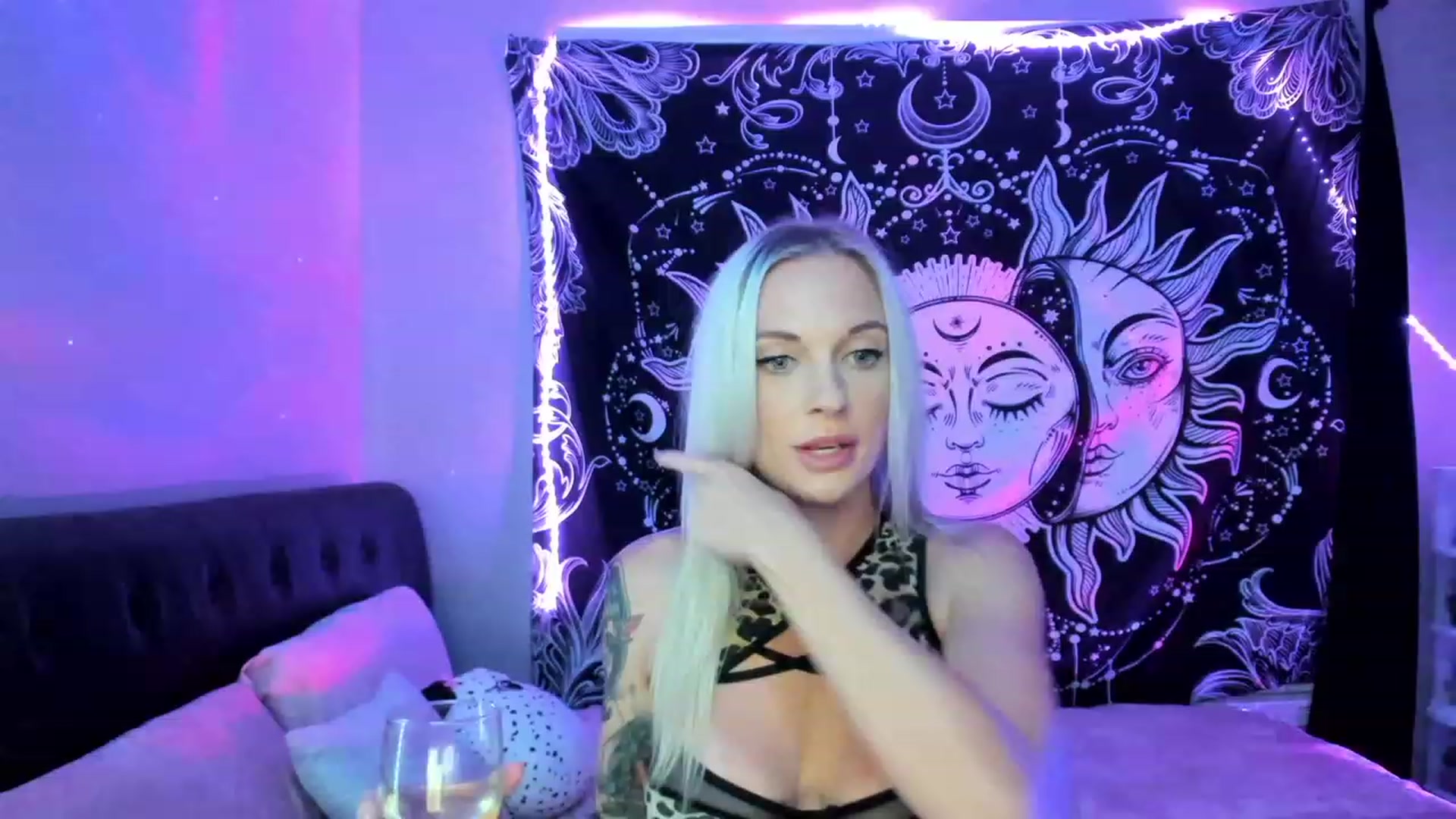Gallery image thumbnail from Xo_belle's myfreecams stream on, 05/01/2023, 02:14 image 19 of 20