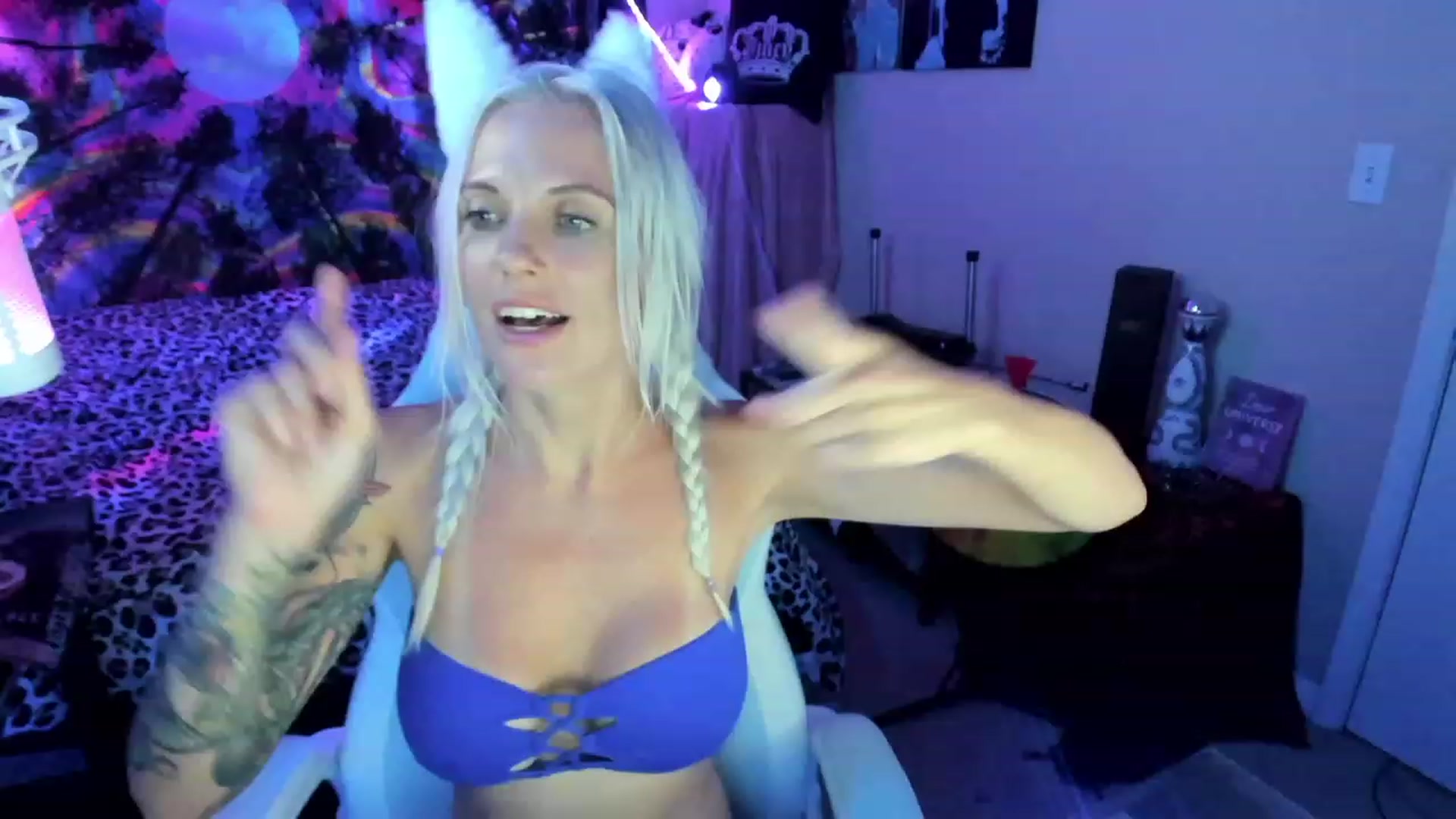 Gallery image thumbnail from Xo_belle's myfreecams stream on, 08/18/2023, 11:29 image 3 of 20