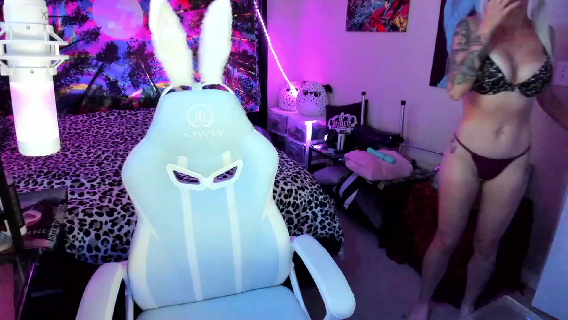 Gallery image thumbnail from Xo_belle's myfreecams stream on, 08/27/2023, 04:35 image 10 of 20