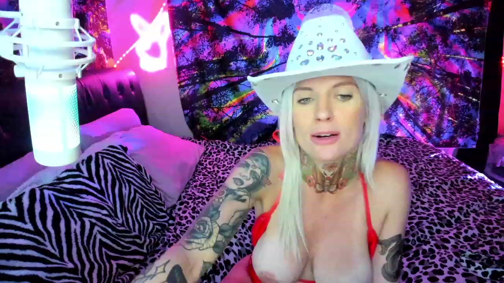 Gallery image thumbnail from Xo_belle's myfreecams stream on, 10/28/2023, 04:18 image 14 of 20