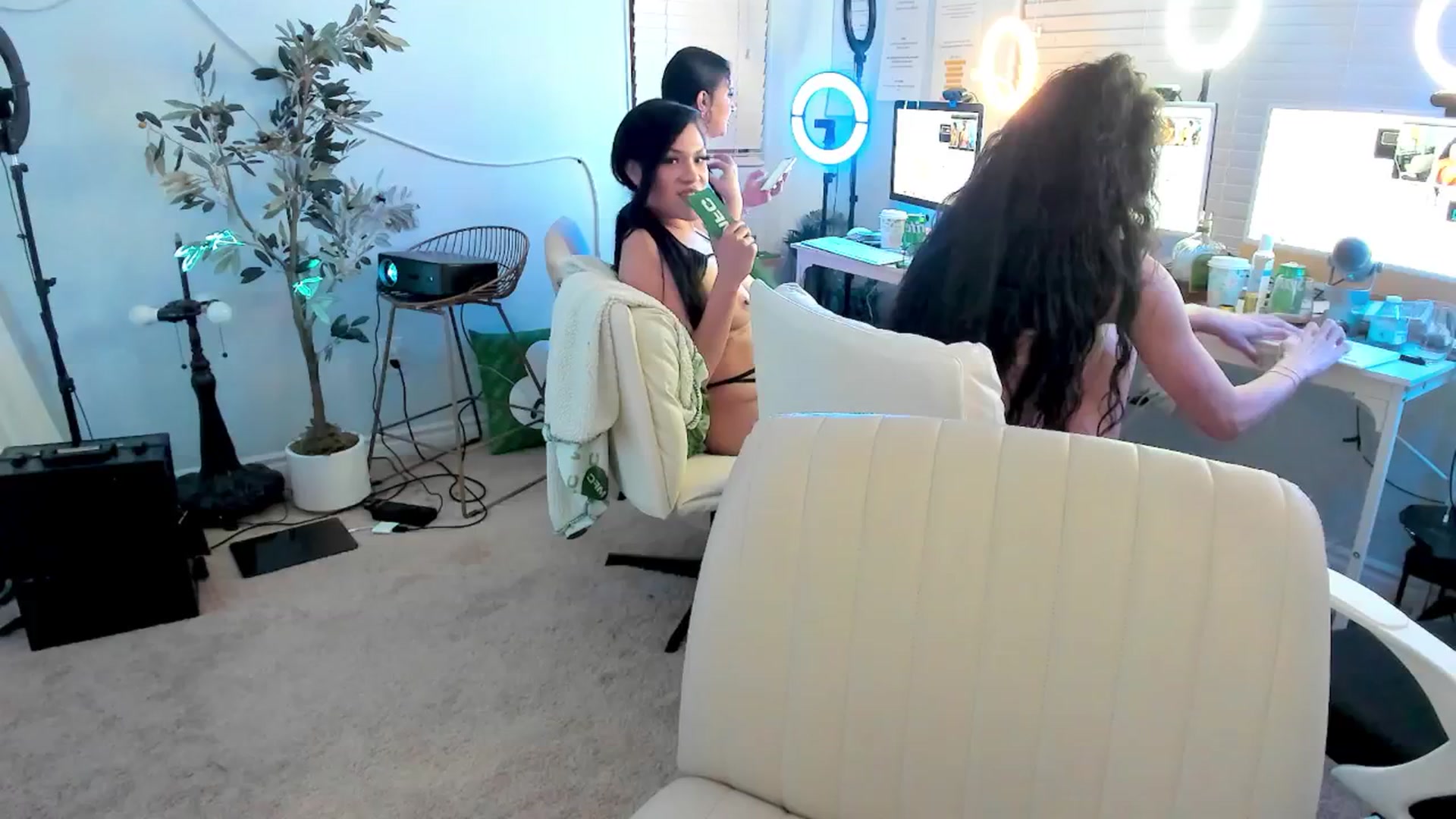 Gallery image thumbnail from Xo_zya's myfreecams stream on, 03/27/2025, 05:53 image 9 of 20