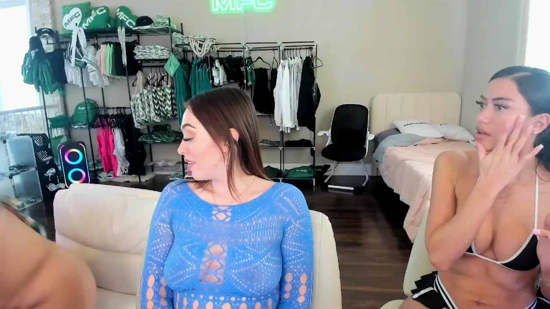 Gallery image thumbnail from Xo_zya's myfreecams stream on, 03/28/2025, 21:34 image 3 of 20