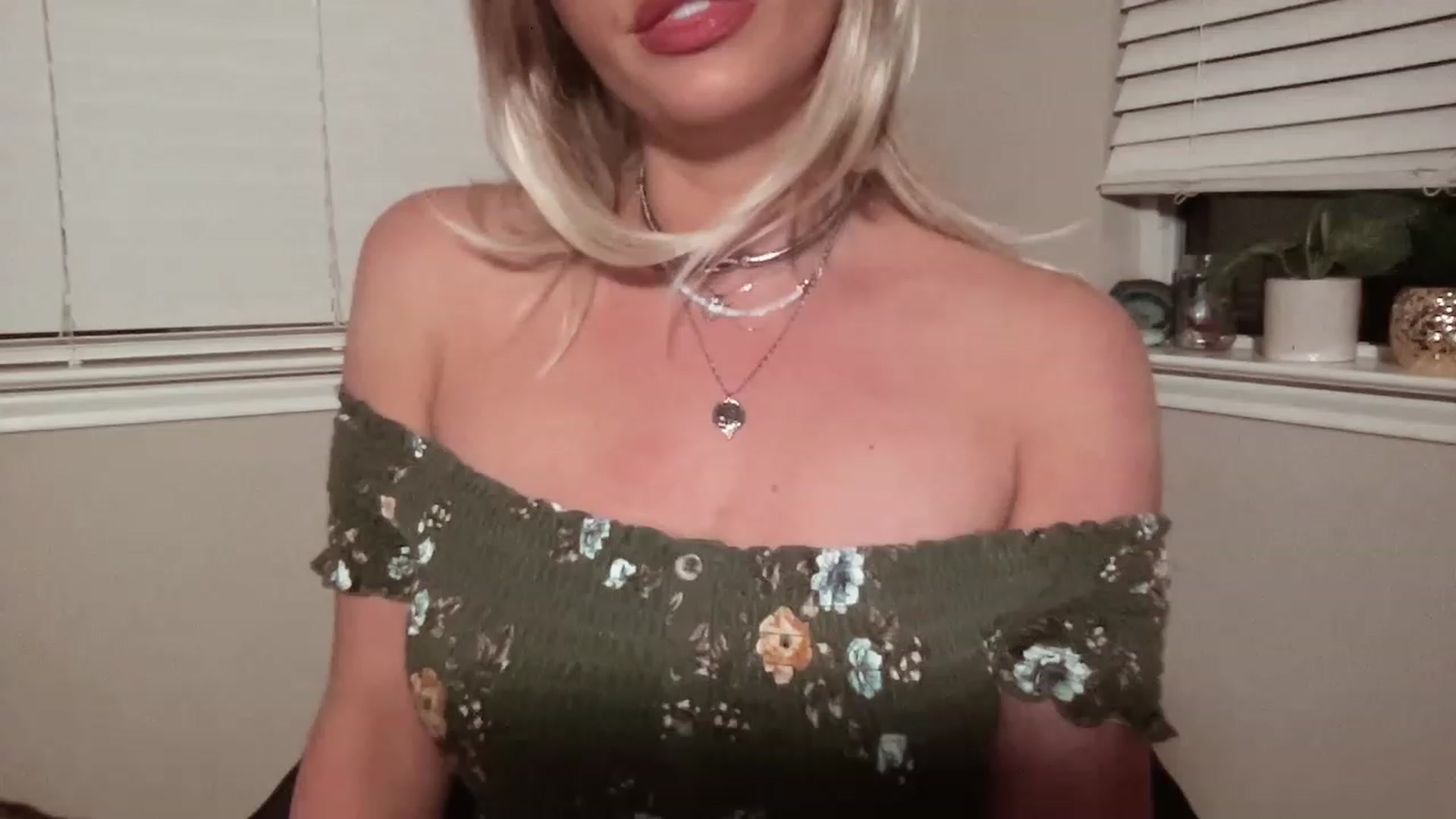 Gallery image thumbnail from Xonakitaxo's myfreecams stream on, 11/18/2022, 06:08 image 14 of 20