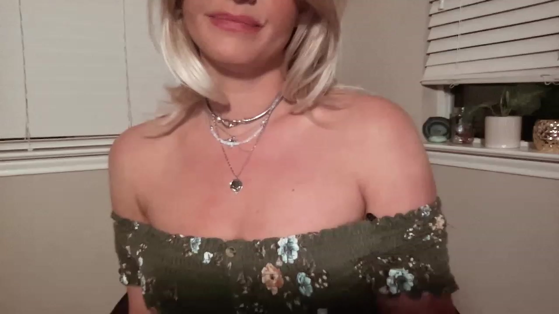 Gallery image thumbnail from Xonakitaxo's myfreecams stream on, 11/18/2022, 06:08 image 10 of 20