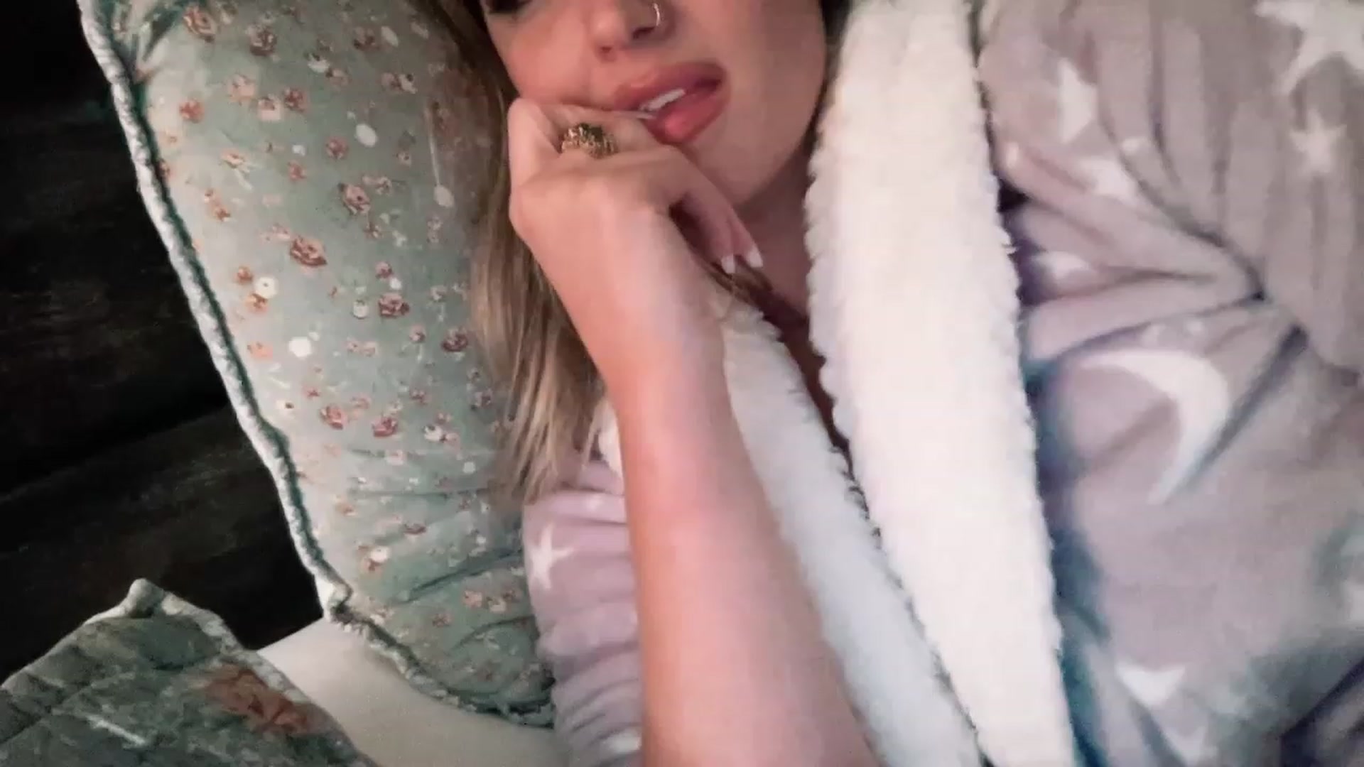 Gallery image thumbnail from Xonakitaxo's myfreecams stream on, 12/04/2022, 11:45 image 17 of 20