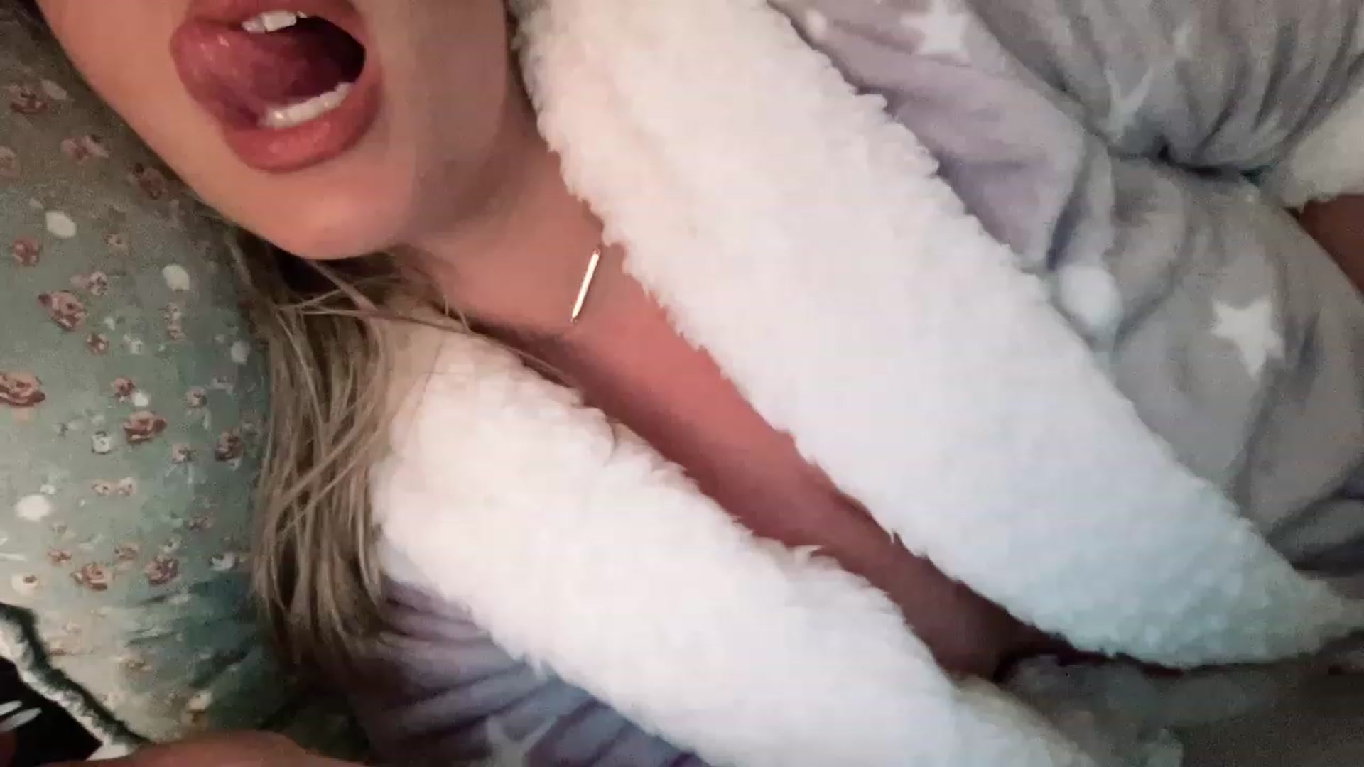 Gallery image thumbnail from Xonakitaxo's myfreecams stream on, 12/04/2022, 11:45 image 2 of 20