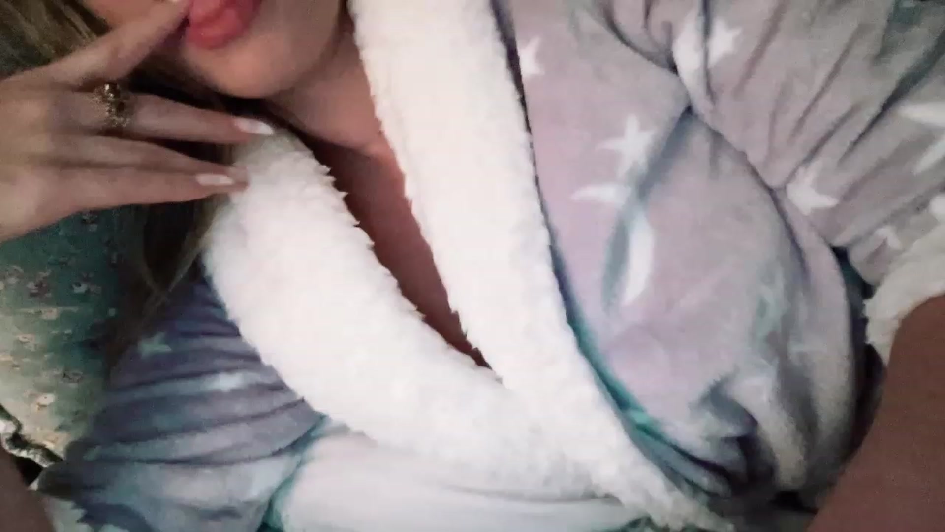 Gallery image thumbnail from Xonakitaxo's myfreecams stream on, 12/04/2022, 13:27 image 15 of 20