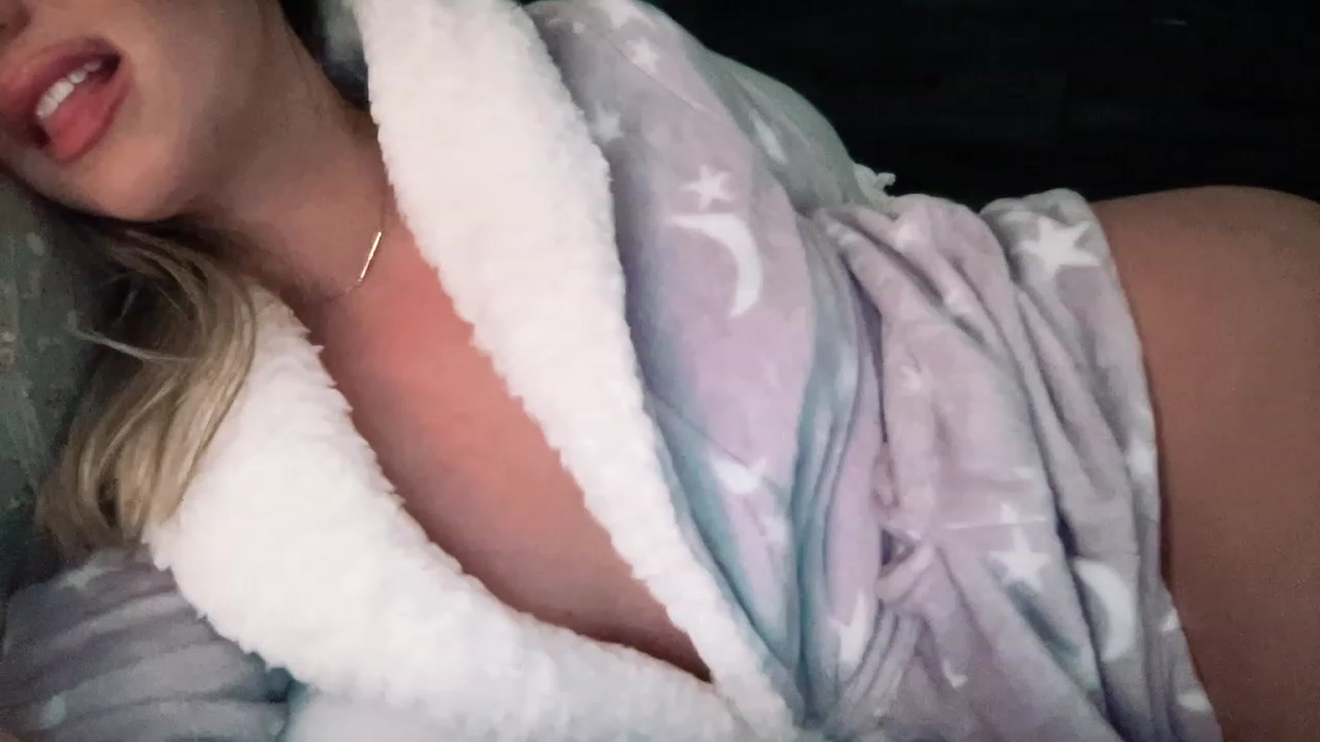 Gallery image thumbnail from Xonakitaxo's myfreecams stream on, 12/04/2022, 13:27 image 19 of 20