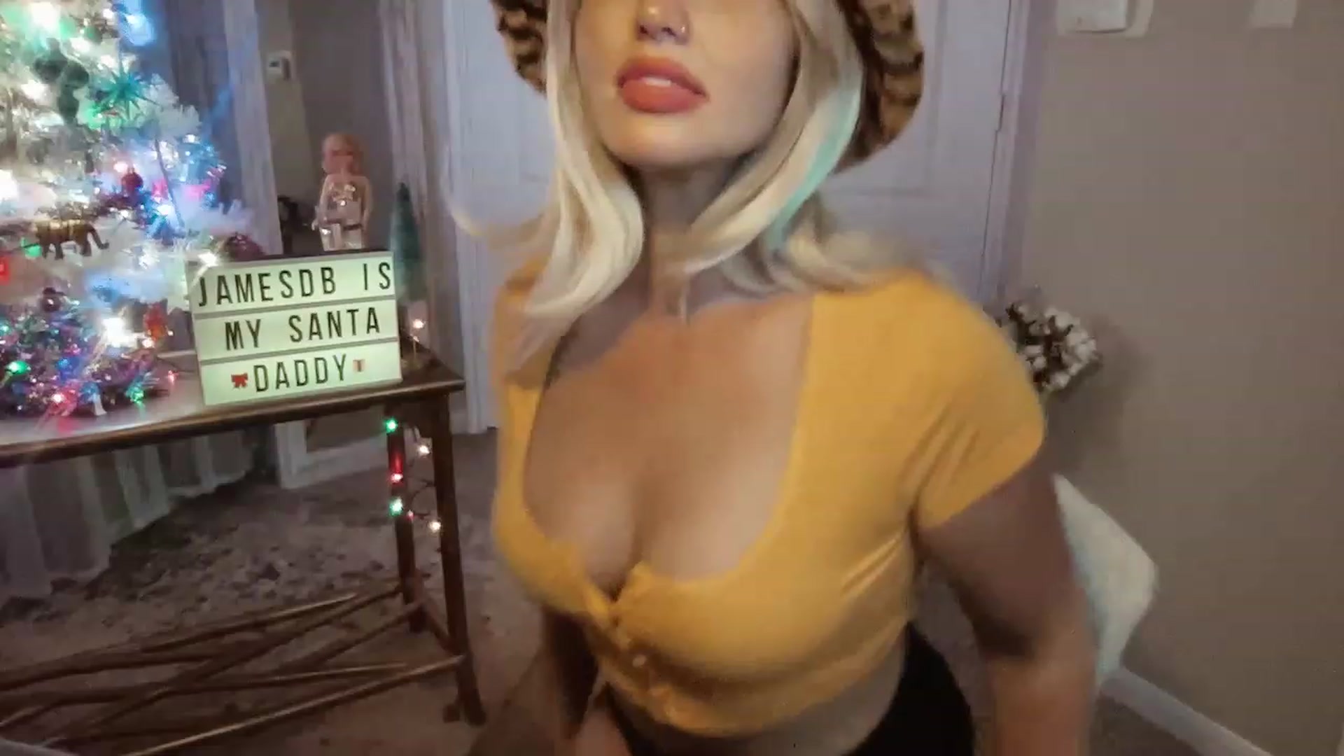 Gallery image thumbnail from Xonakitaxo's myfreecams stream on, 12/11/2022, 03:43 image 18 of 20