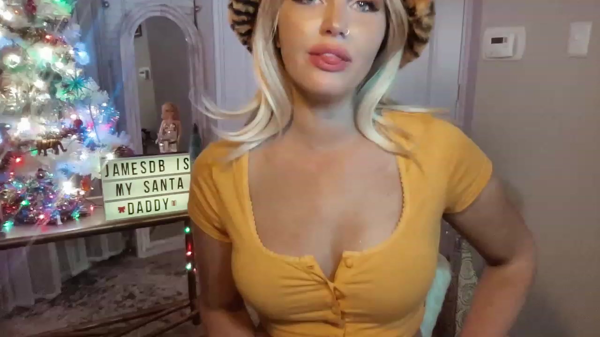 Gallery image thumbnail from Xonakitaxo's myfreecams stream on, 12/11/2022, 04:58 image 8 of 20