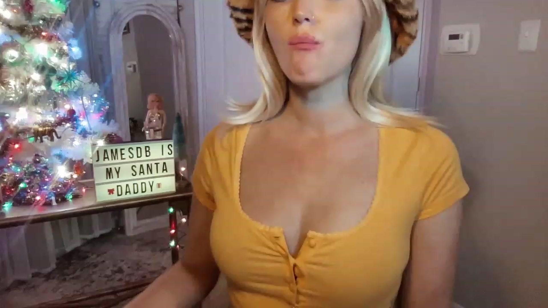 Gallery image thumbnail from Xonakitaxo's myfreecams stream on, 12/11/2022, 04:58 image 6 of 20