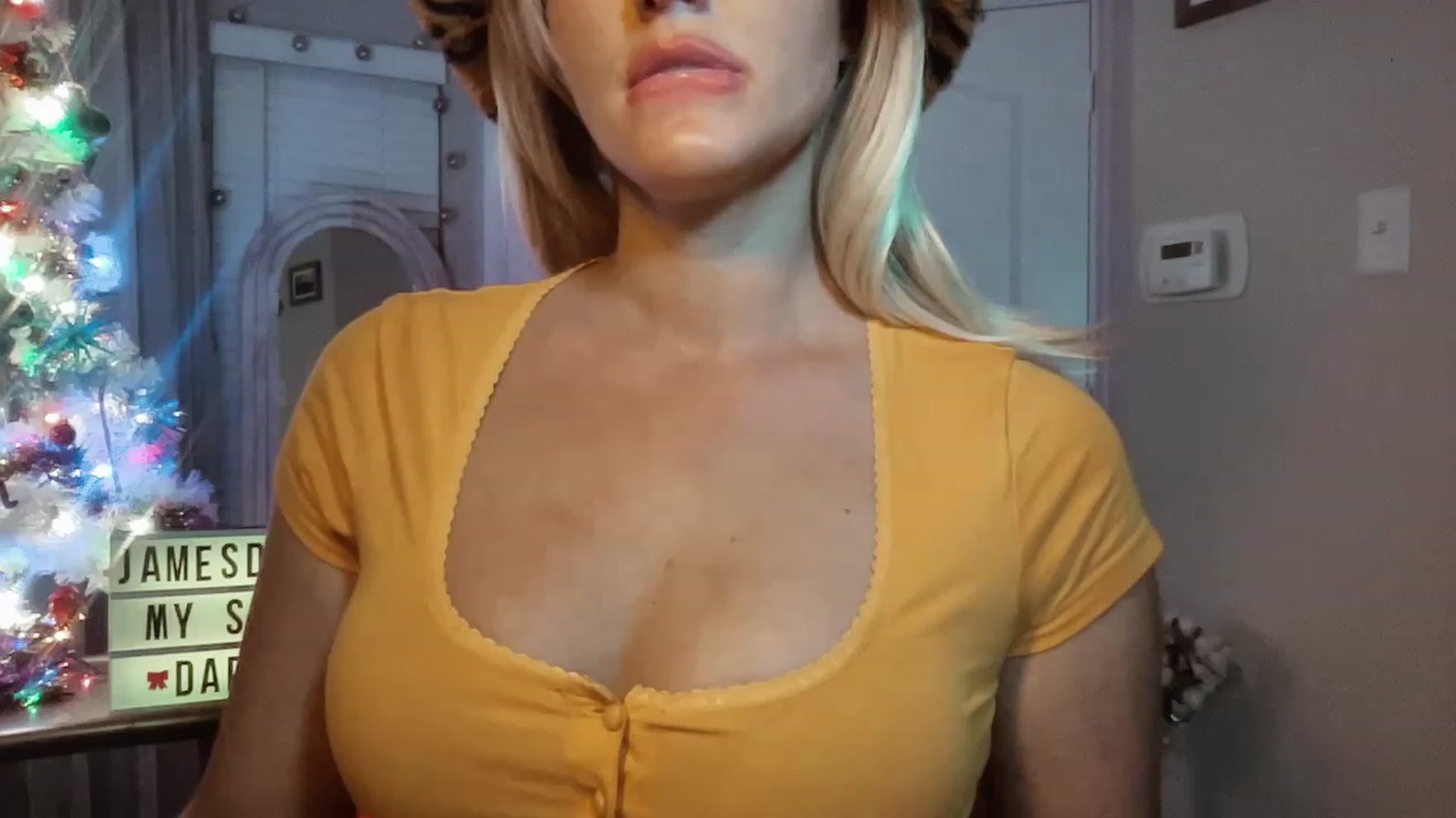 Gallery image thumbnail from Xonakitaxo's myfreecams stream on, 12/11/2022, 07:08 image 14 of 20