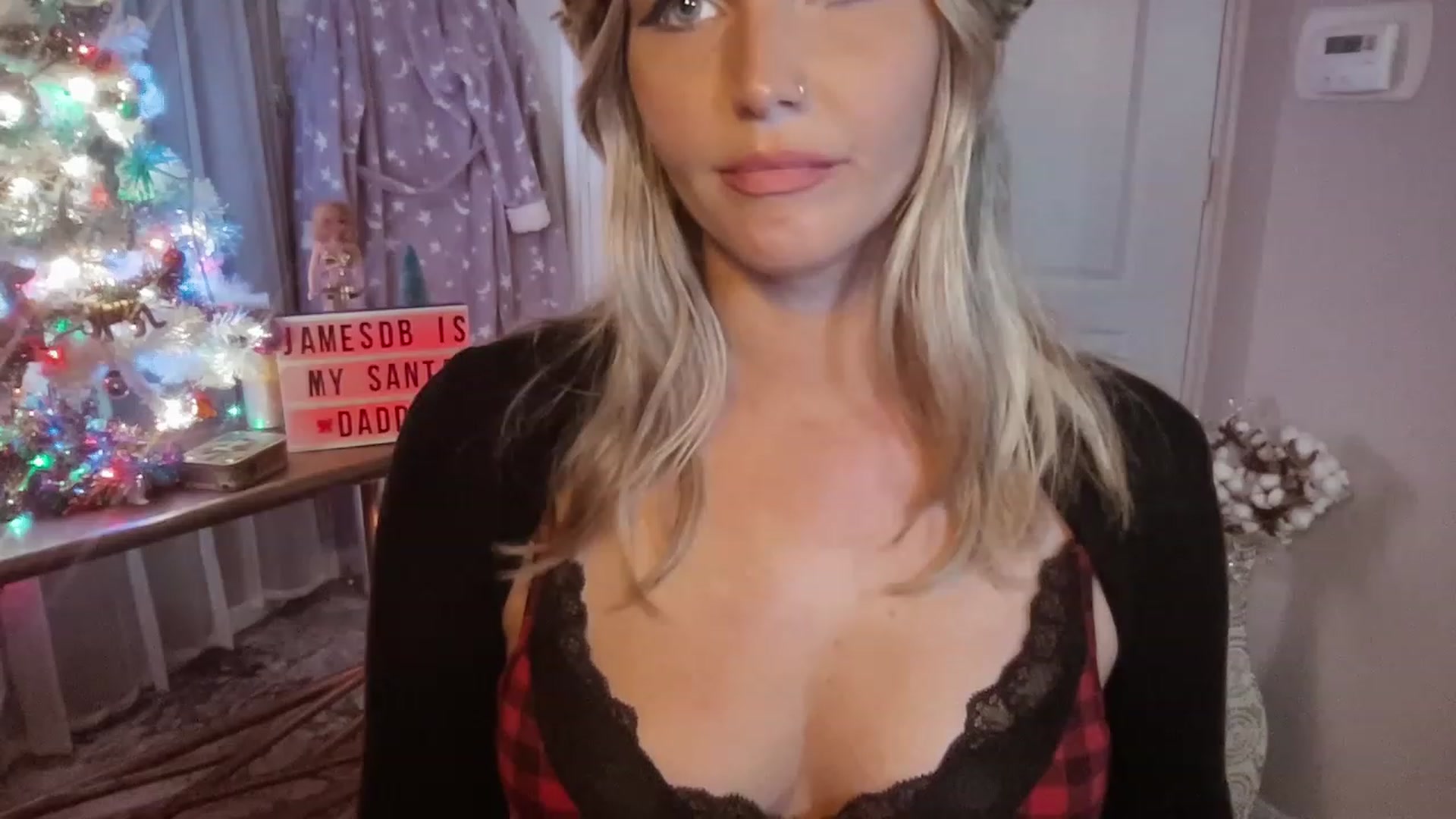 Gallery image thumbnail from Xonakitaxo's myfreecams stream on, 12/12/2022, 08:20 image 12 of 20