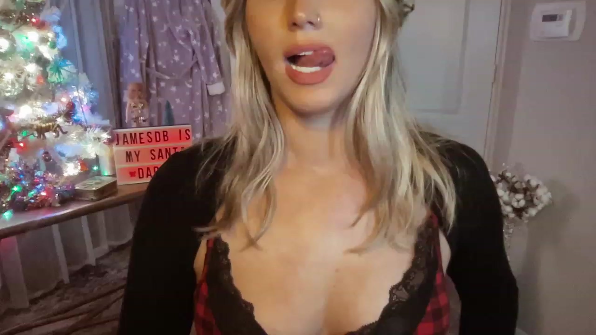 Gallery image thumbnail from Xonakitaxo's myfreecams stream on, 12/12/2022, 08:20 image 14 of 20
