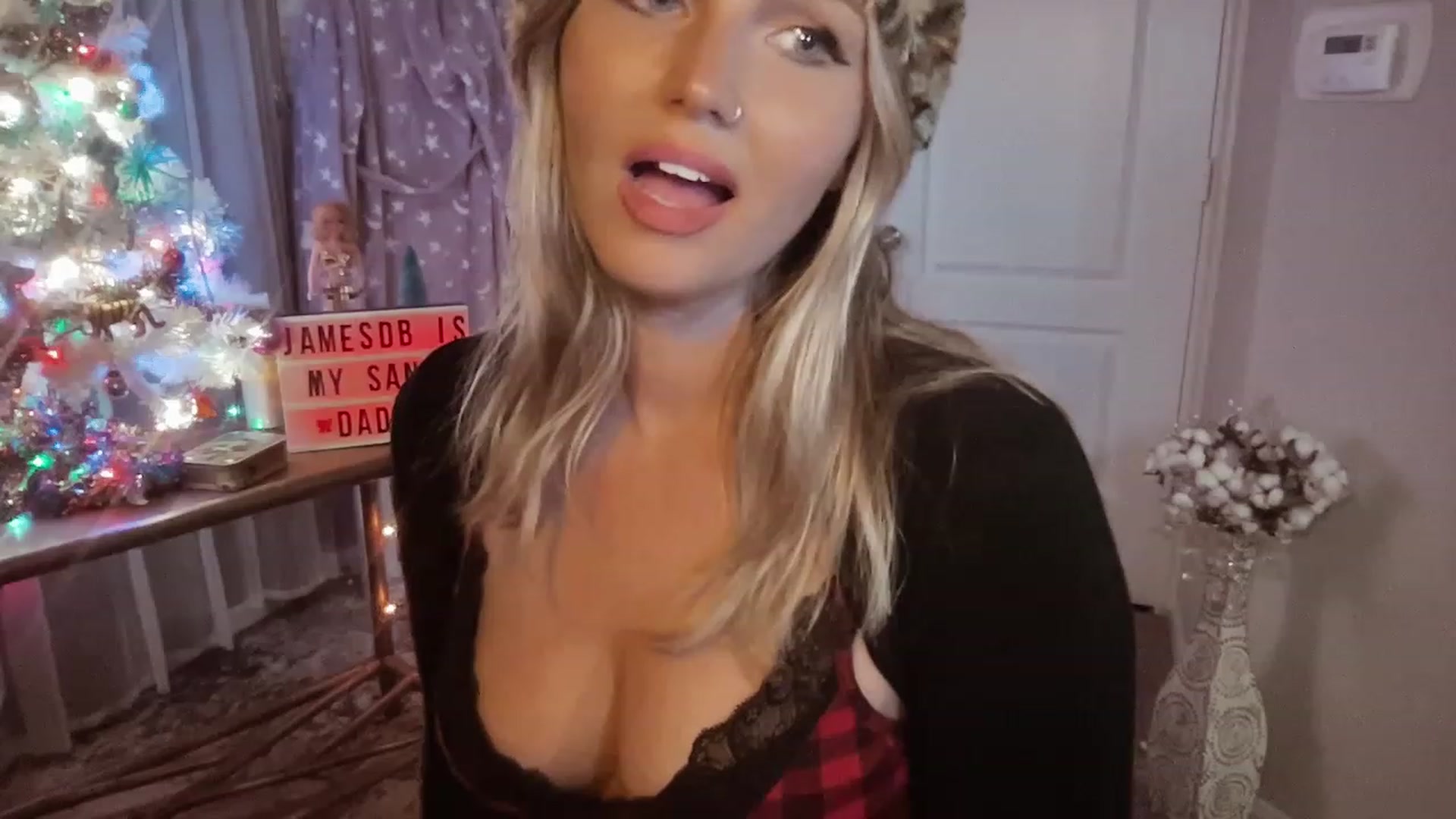 Gallery image thumbnail from Xonakitaxo's myfreecams stream on, 12/12/2022, 08:20 image 7 of 20