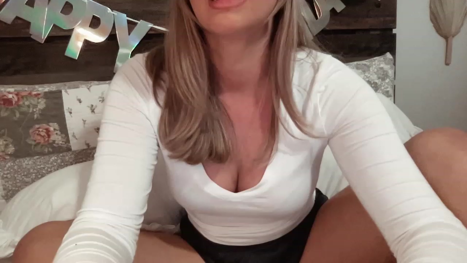 Gallery image thumbnail from Xonakitaxo's myfreecams stream on, 12/31/2022, 11:50 image 16 of 20