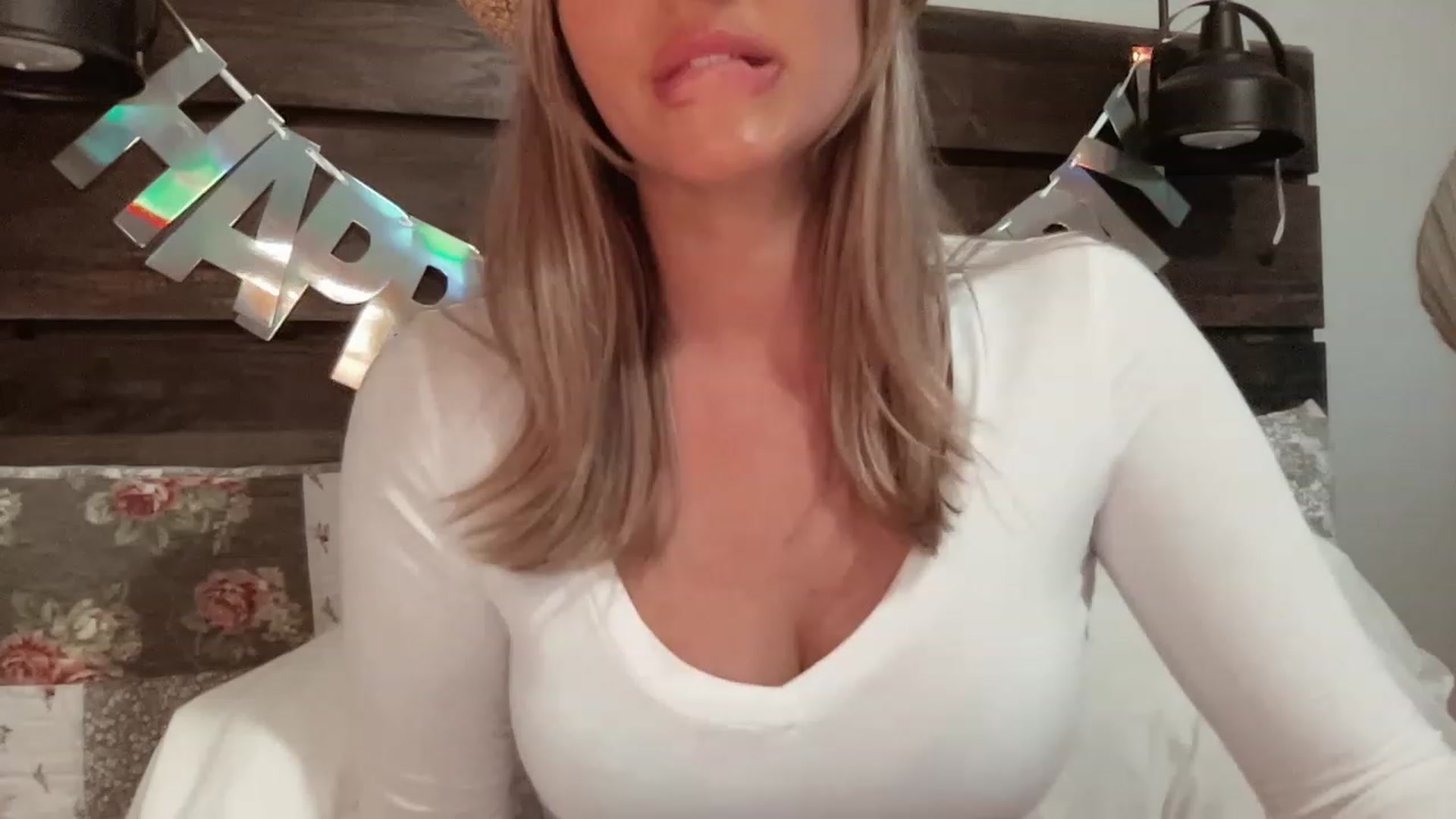 Gallery image thumbnail from Xonakitaxo's myfreecams stream on, 12/31/2022, 11:50 image 4 of 20