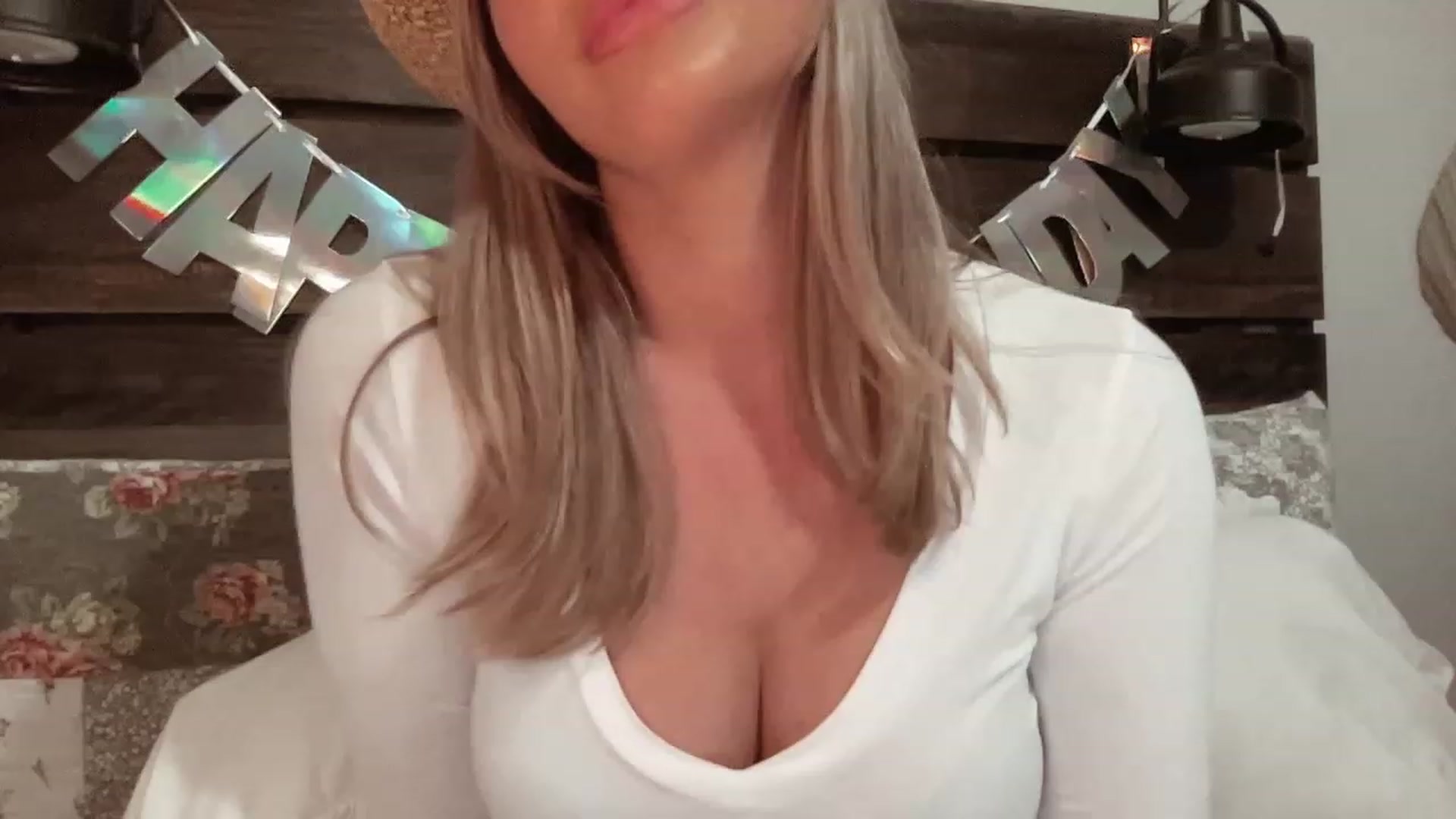 Gallery image thumbnail from Xonakitaxo's myfreecams stream on, 12/31/2022, 11:50 image 2 of 20