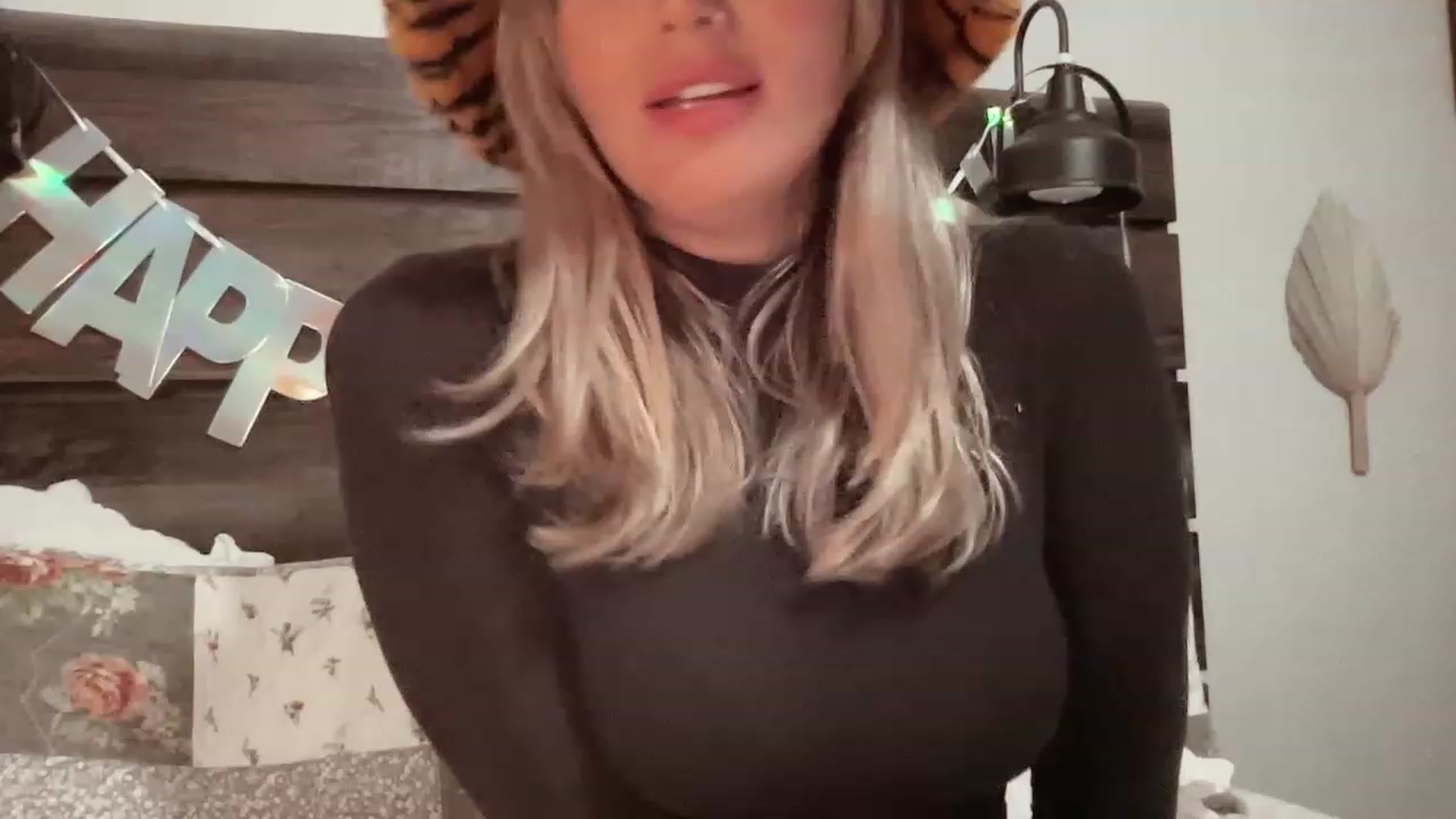Gallery image thumbnail from Xonakitaxo's myfreecams stream on, 01/01/2023, 10:17 image 3 of 20