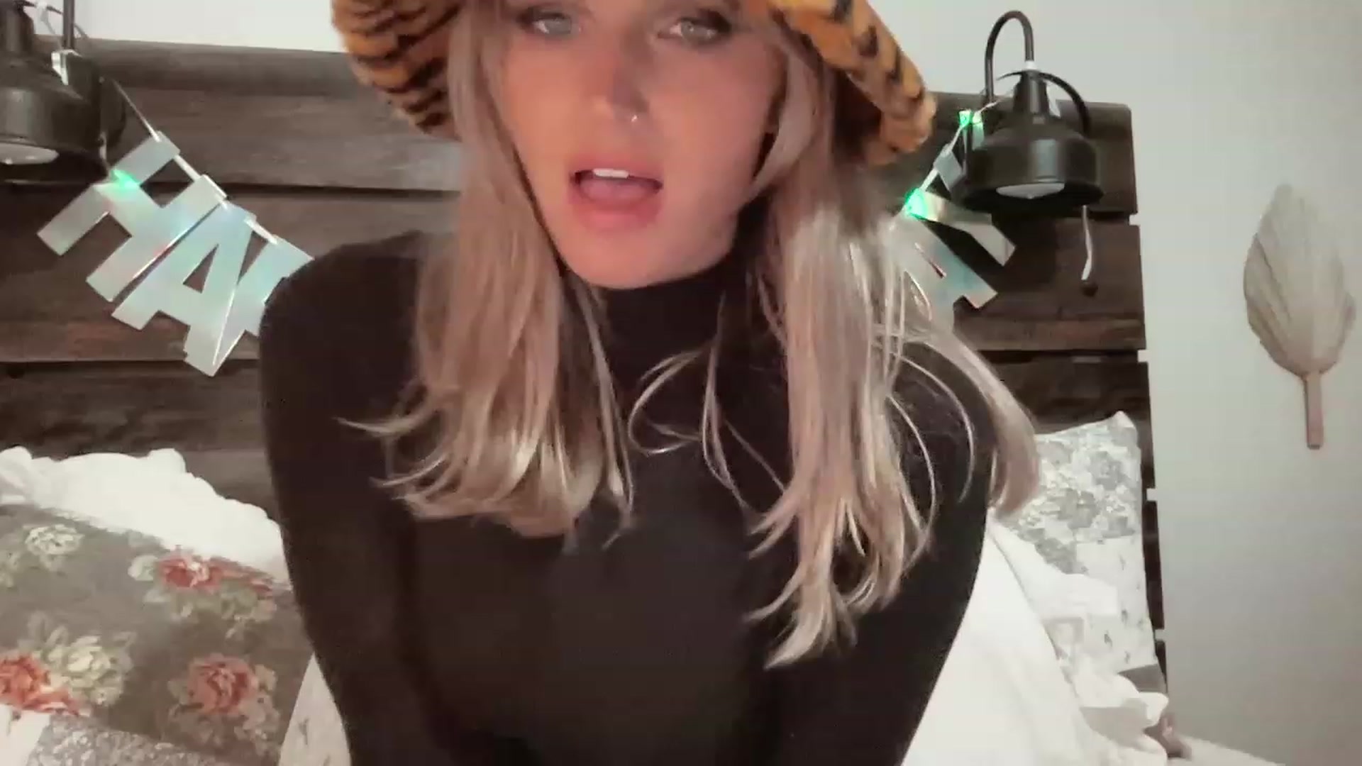 Gallery image thumbnail from Xonakitaxo's myfreecams stream on, 01/01/2023, 10:17 image 7 of 20
