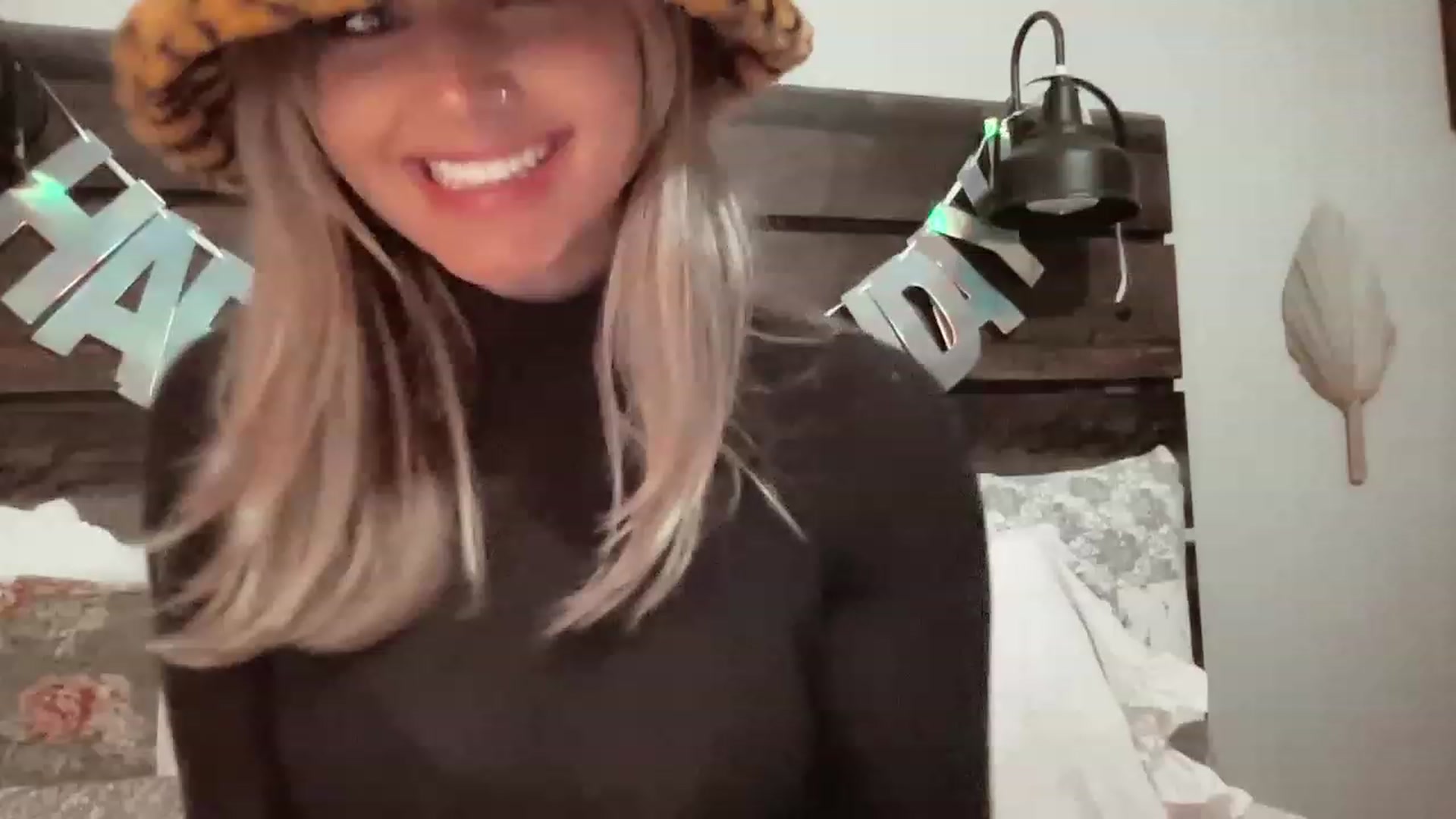 Gallery image thumbnail from Xonakitaxo's myfreecams stream on, 01/01/2023, 10:17 image 5 of 20