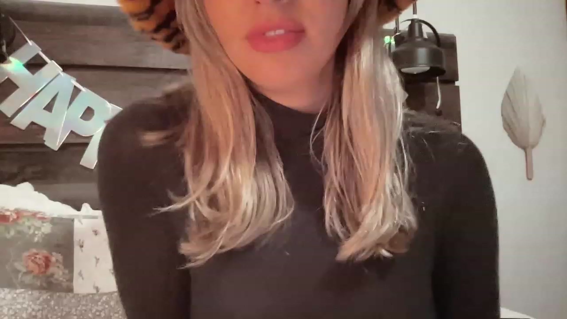 Gallery image thumbnail from Xonakitaxo's myfreecams stream on, 01/01/2023, 10:17 image 1 of 20