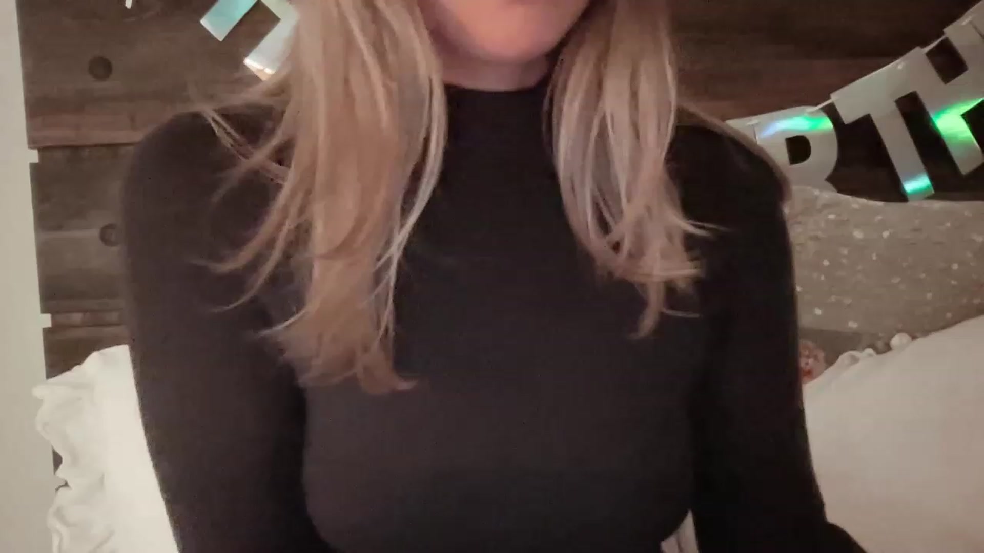 Gallery image thumbnail from Xonakitaxo's myfreecams stream on, 01/01/2023, 12:42 image 17 of 20
