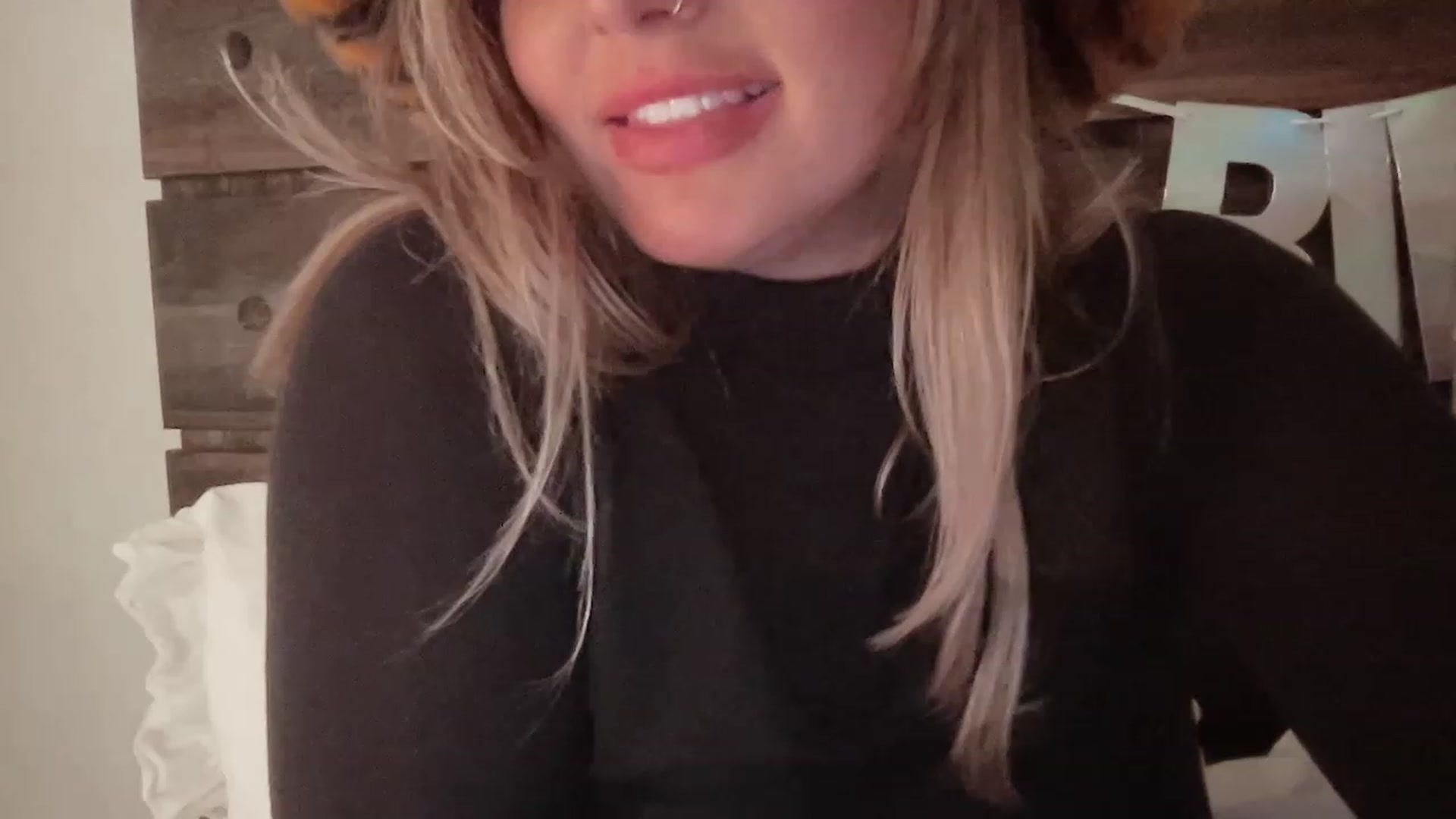 Gallery image thumbnail from Xonakitaxo's myfreecams stream on, 01/01/2023, 12:42 image 10 of 20