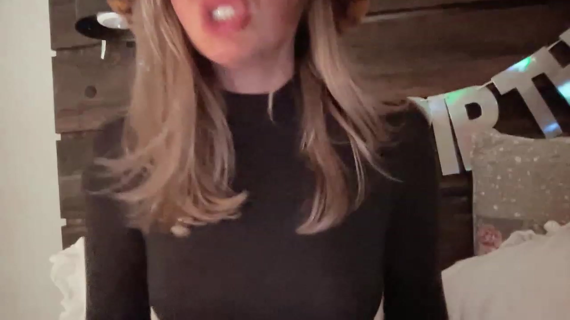 Gallery image thumbnail from Xonakitaxo's myfreecams stream on, 01/01/2023, 12:42 image 16 of 20