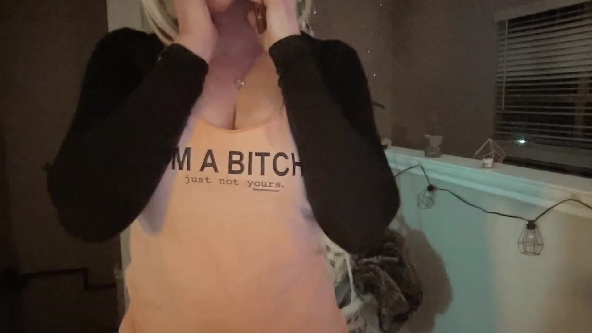 Gallery image thumbnail from Xonakitaxo's myfreecams stream on, 01/17/2023, 07:21 image 12 of 20