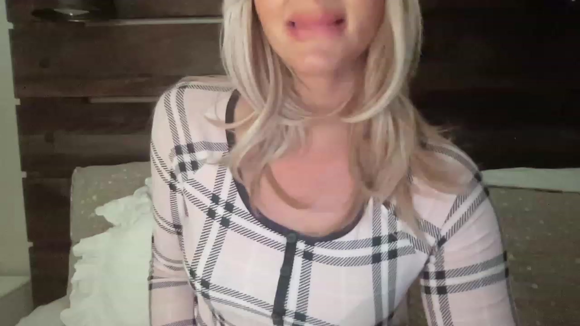 Gallery image thumbnail from Xonakitaxo's myfreecams stream on, 01/29/2023, 07:12 image 12 of 20