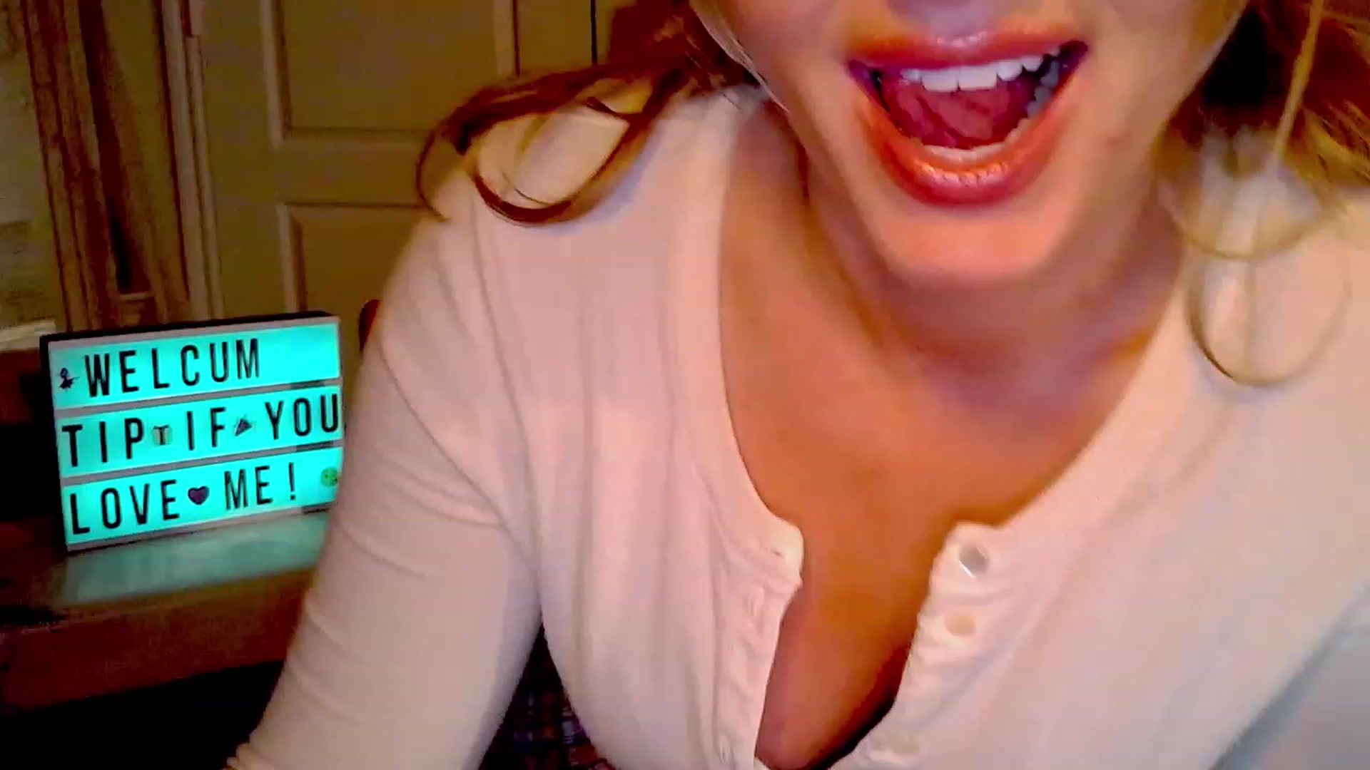 Gallery image thumbnail from Xonakitaxo's myfreecams stream on, 02/05/2023, 05:53 image 5 of 20