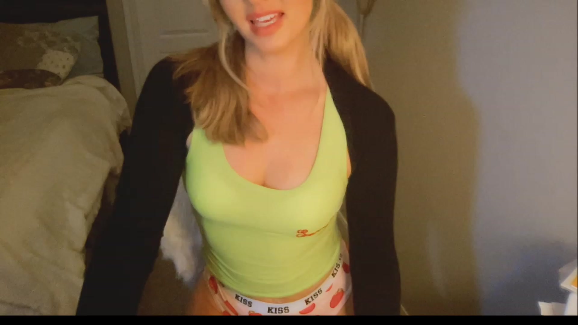 Gallery image thumbnail from Xonakitaxo's myfreecams stream on, 03/08/2023, 07:55 image 8 of 20