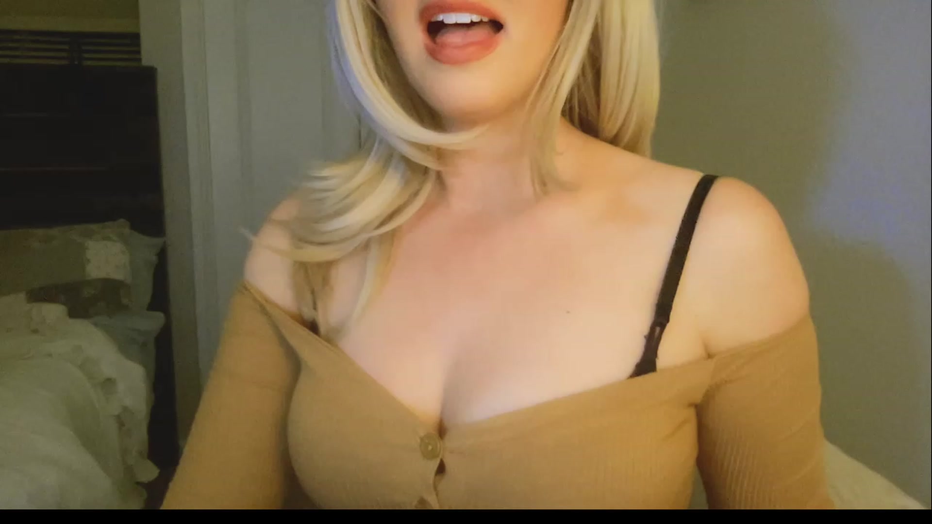 Gallery image thumbnail from Xonakitaxo's myfreecams stream on, 03/10/2023, 07:41 image 4 of 20