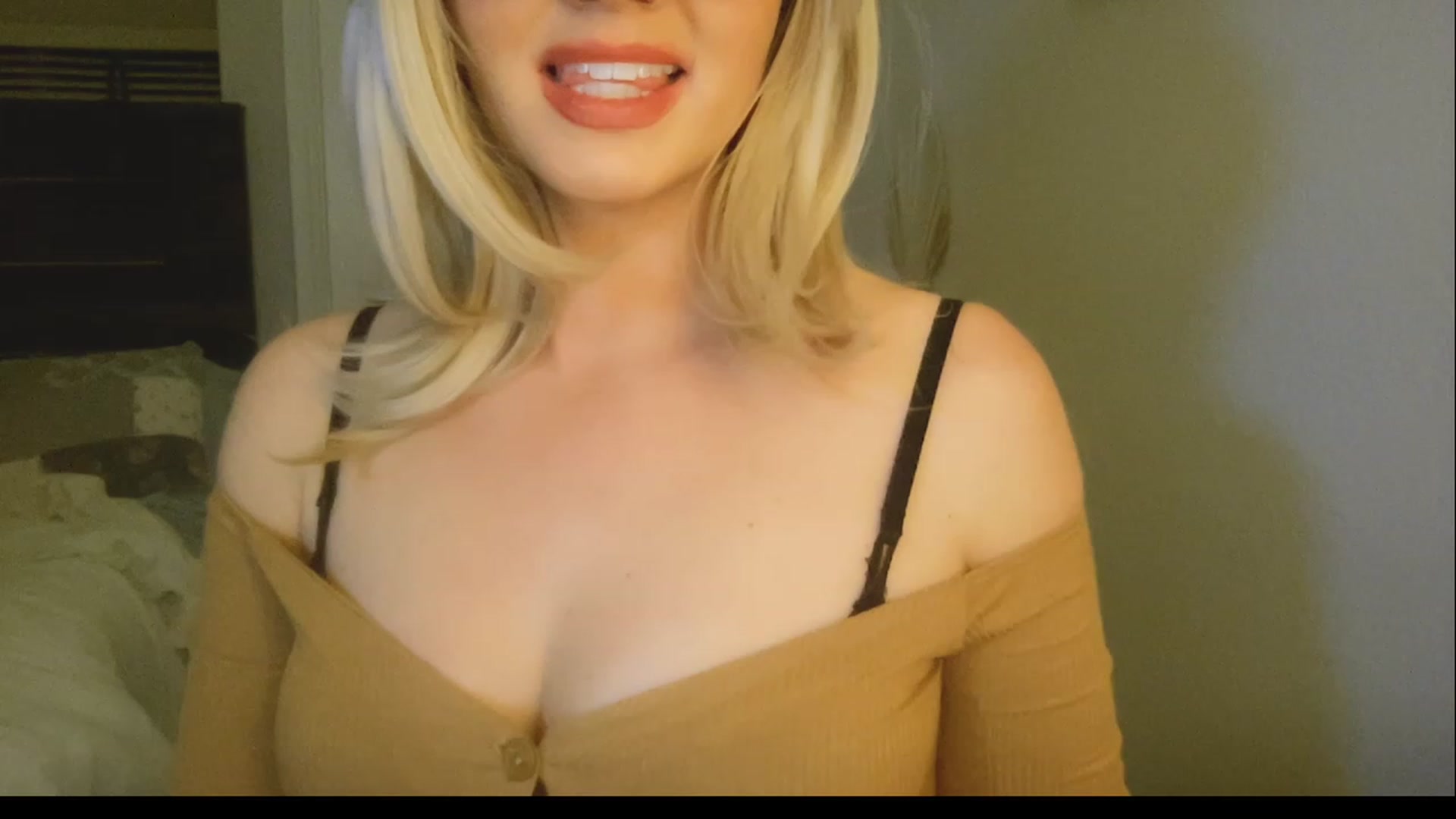 Gallery image thumbnail from Xonakitaxo's myfreecams stream on, 03/10/2023, 07:41 image 1 of 20