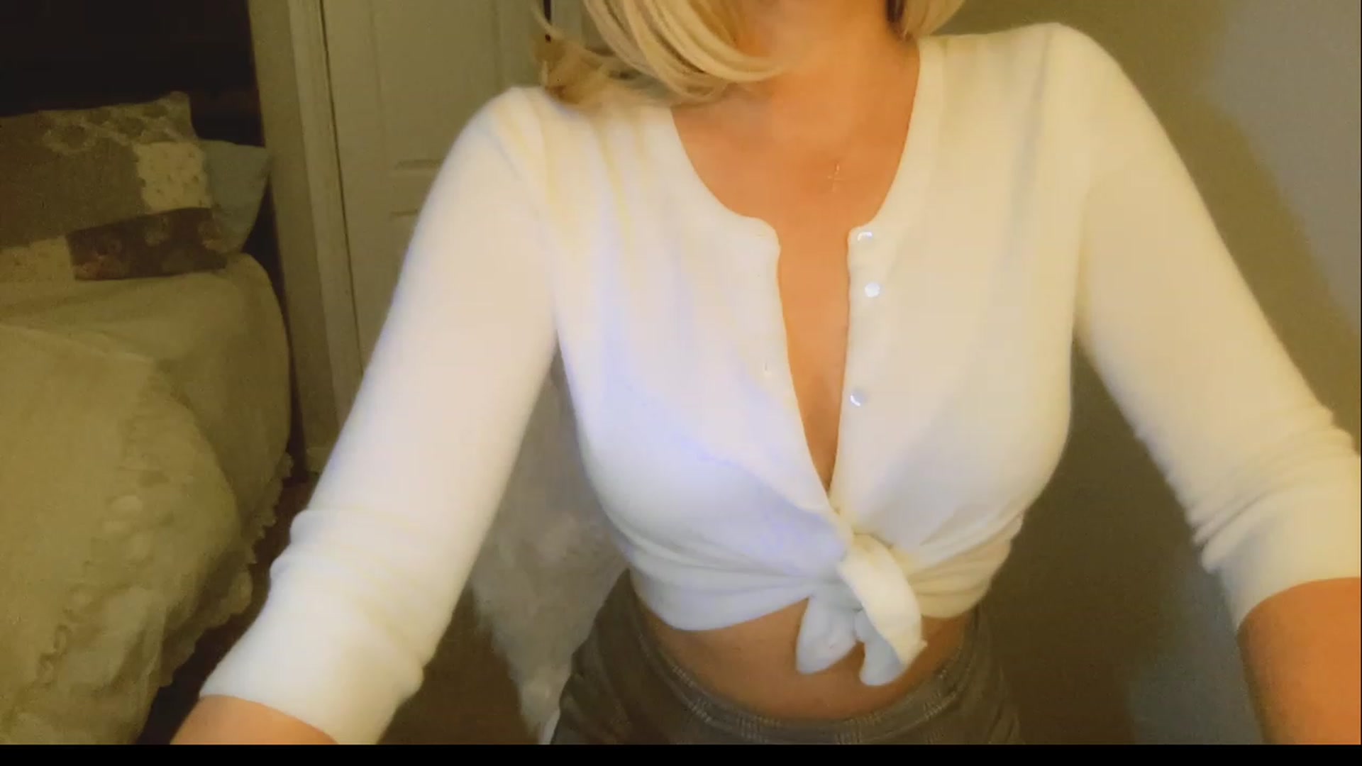 Gallery image thumbnail from Xonakitaxo's myfreecams stream on, 03/10/2023, 10:53 image 9 of 20