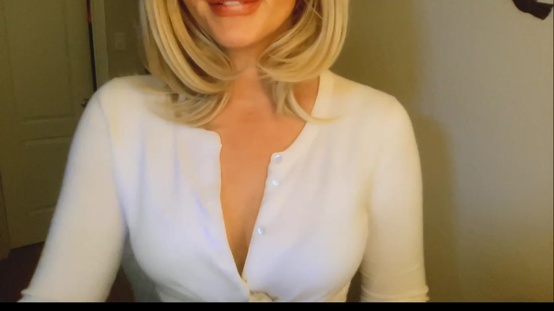 Gallery image thumbnail from Xonakitaxo's myfreecams stream on, 03/10/2023, 10:53 image 20 of 20