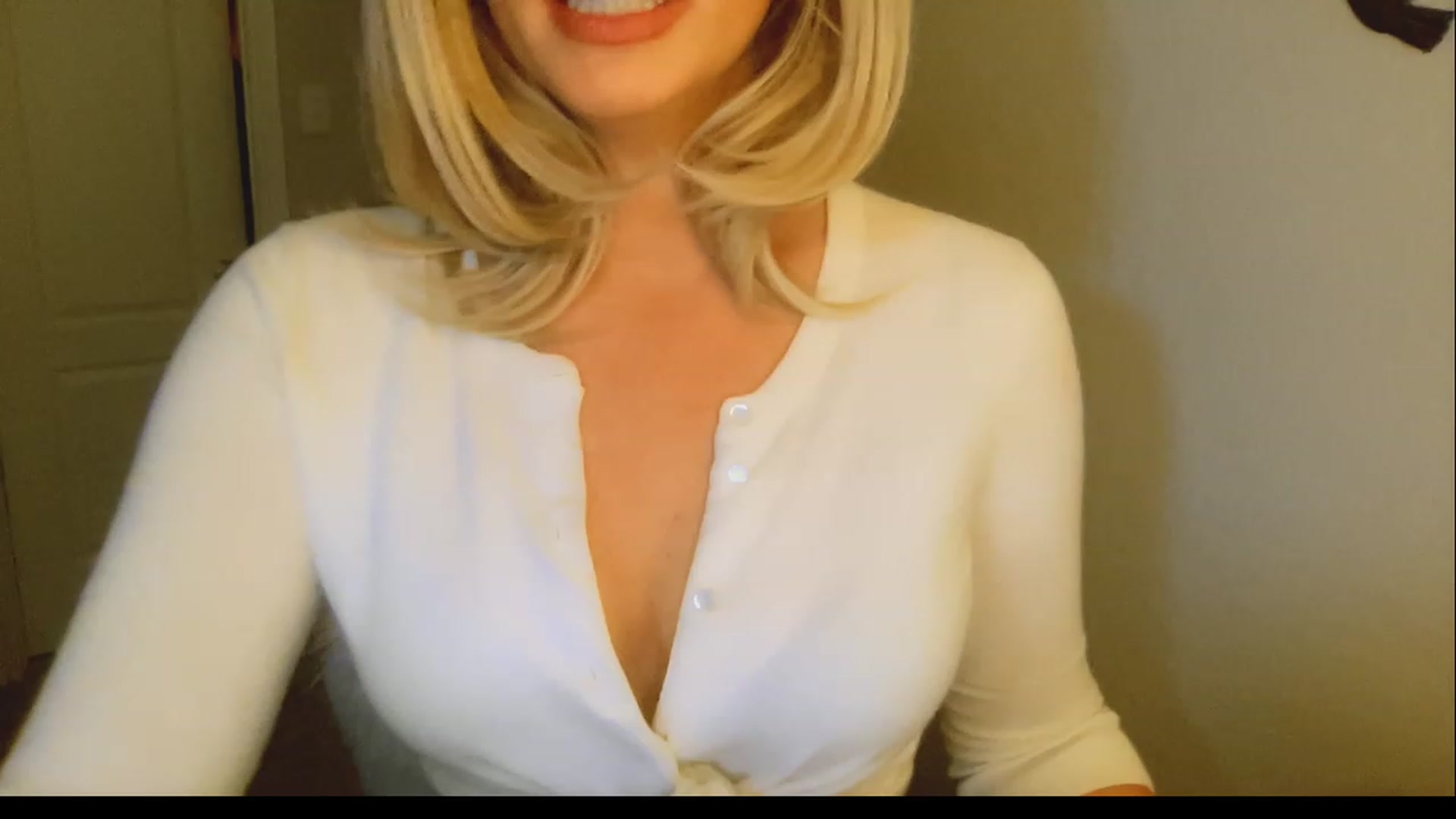 Gallery image thumbnail from Xonakitaxo's myfreecams stream on, 03/10/2023, 10:53 image 19 of 20
