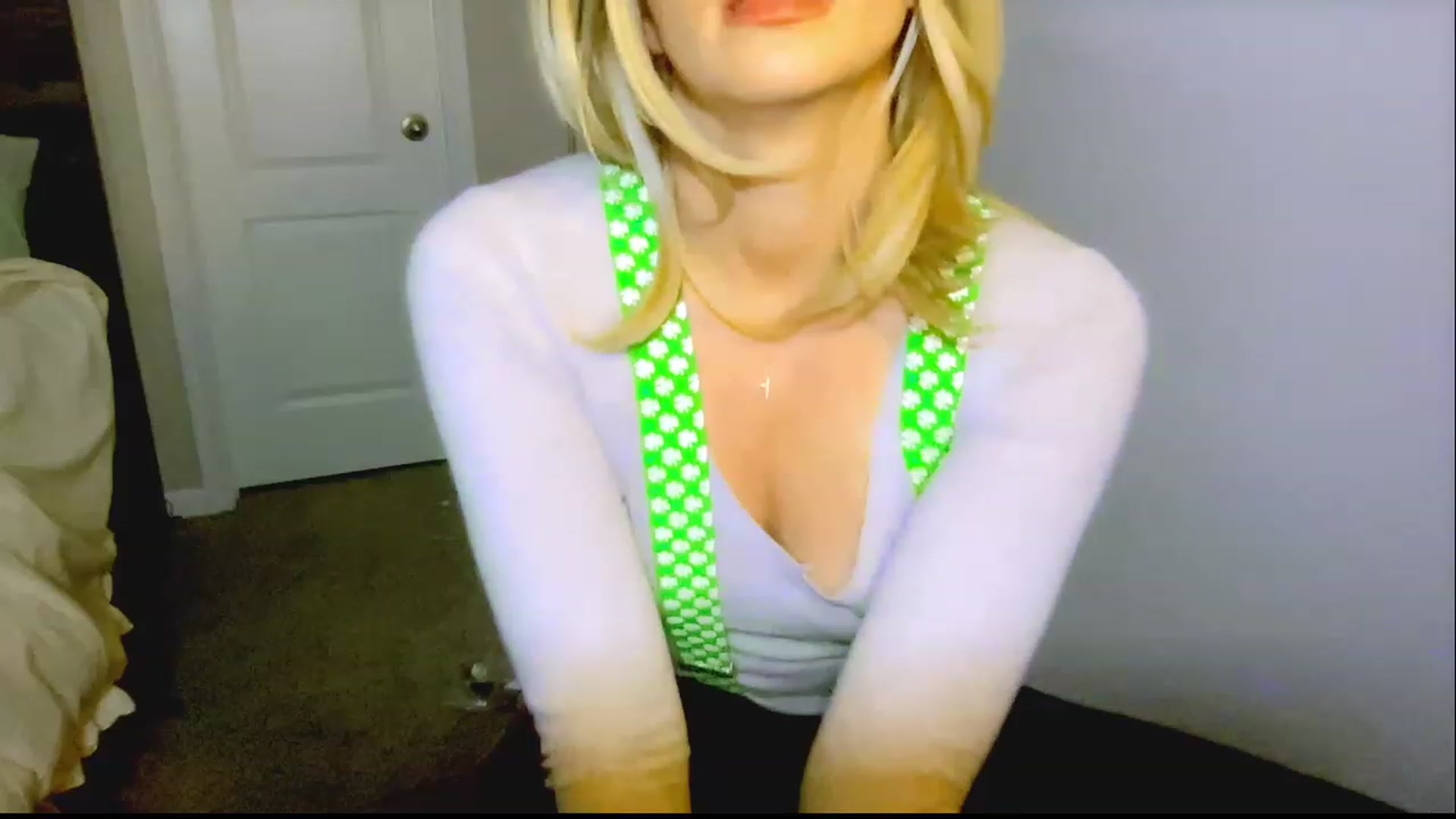 Gallery image thumbnail from Xonakitaxo's myfreecams stream on, 03/17/2023, 23:28 image 19 of 20