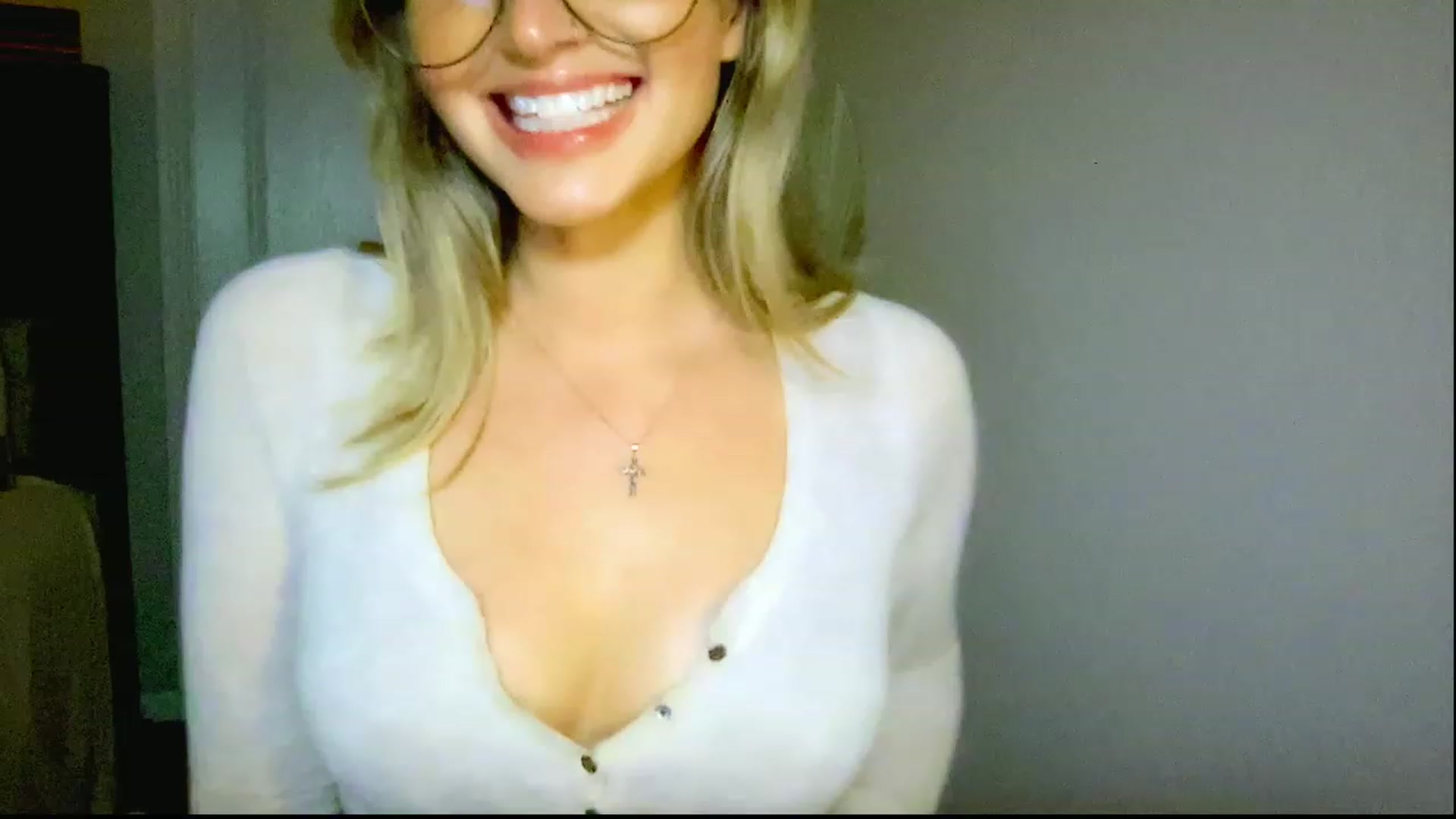 Gallery image thumbnail from Xonakitaxo's myfreecams stream on, 03/22/2023, 04:18 image 4 of 20