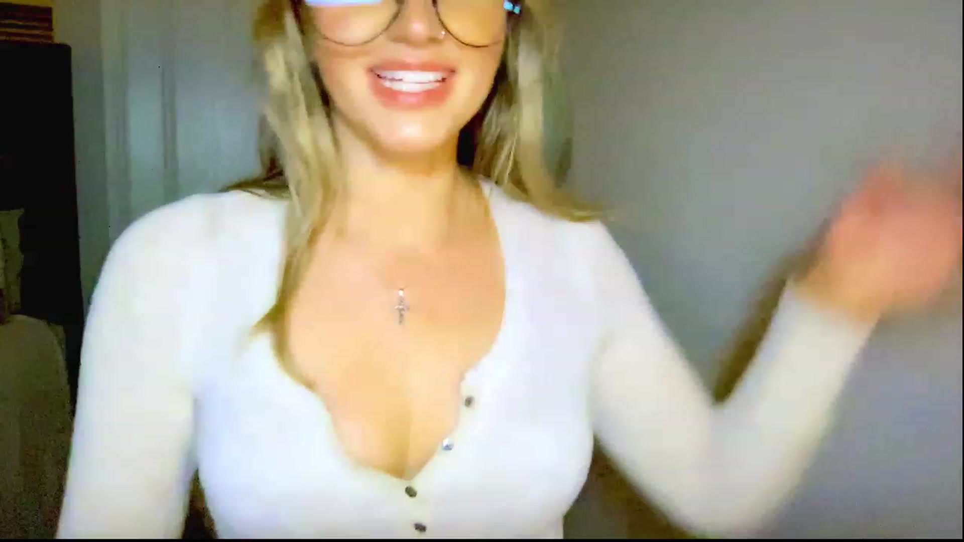 Gallery image thumbnail from Xonakitaxo's myfreecams stream on, 03/22/2023, 04:18 image 11 of 20