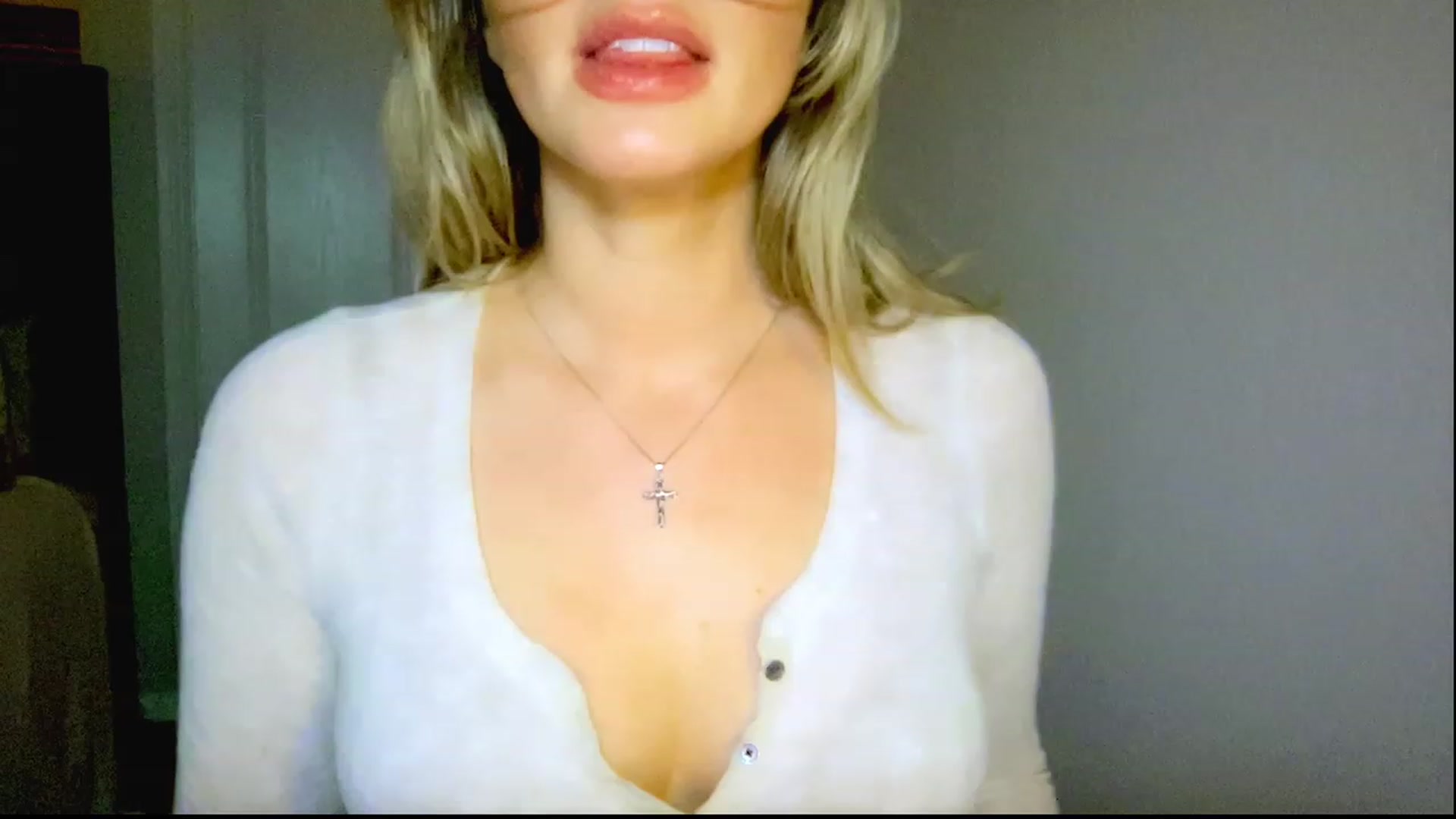 Gallery image thumbnail from Xonakitaxo's myfreecams stream on, 03/22/2023, 04:18 image 17 of 20