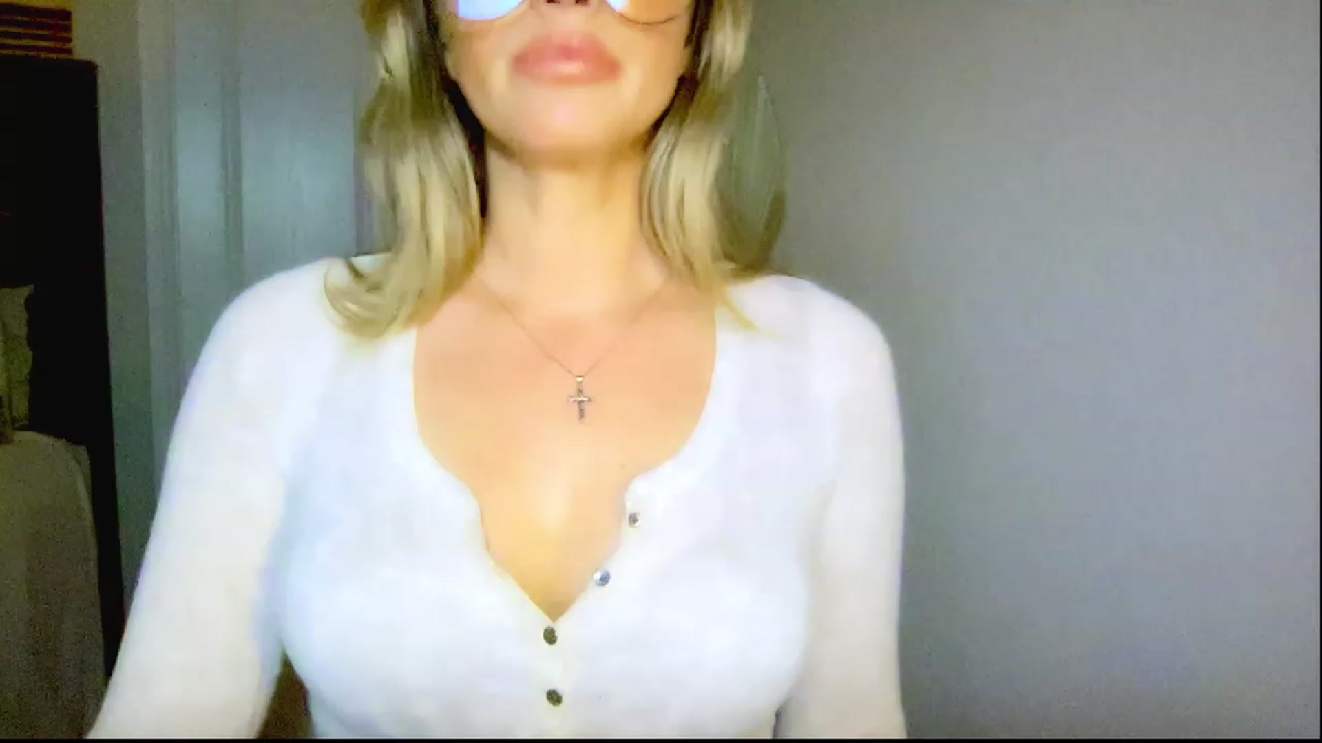 Gallery image thumbnail from Xonakitaxo's myfreecams stream on, 03/22/2023, 04:18 image 3 of 20