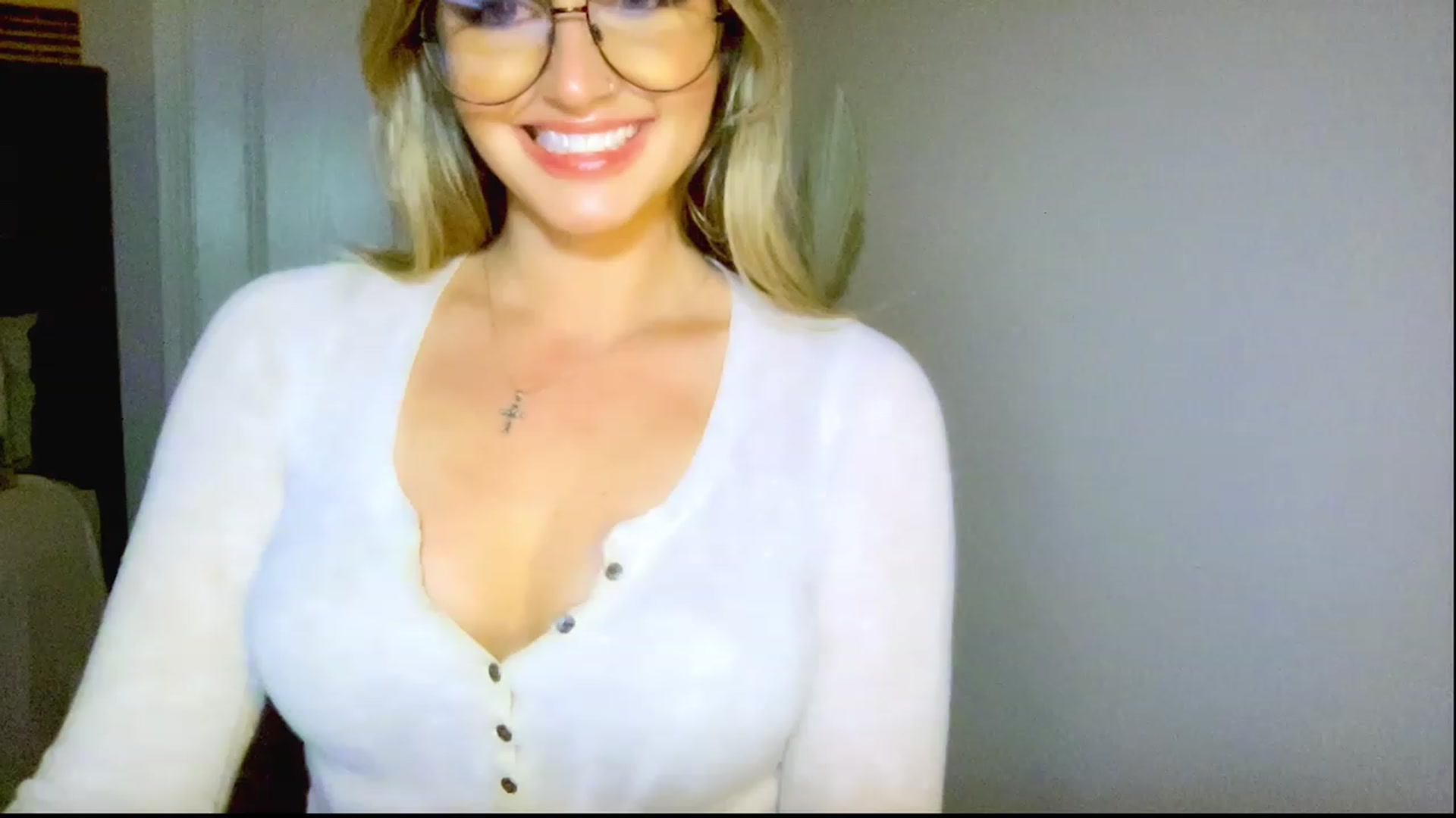Gallery image thumbnail from Xonakitaxo's myfreecams stream on, 03/22/2023, 04:18 image 7 of 20