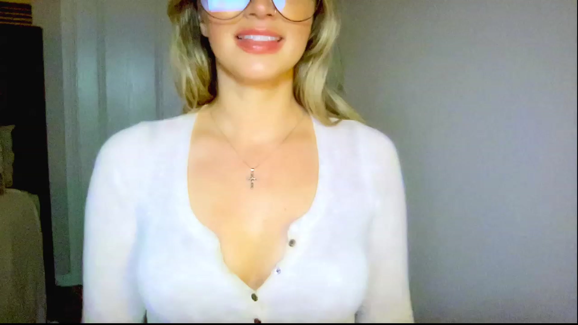 Gallery image thumbnail from Xonakitaxo's myfreecams stream on, 03/22/2023, 04:18 image 13 of 20