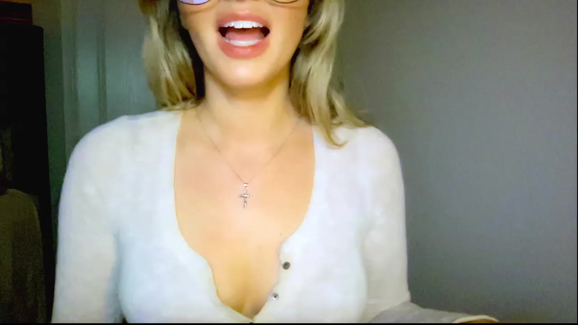Gallery image thumbnail from Xonakitaxo's myfreecams stream on, 03/22/2023, 04:18 image 16 of 20