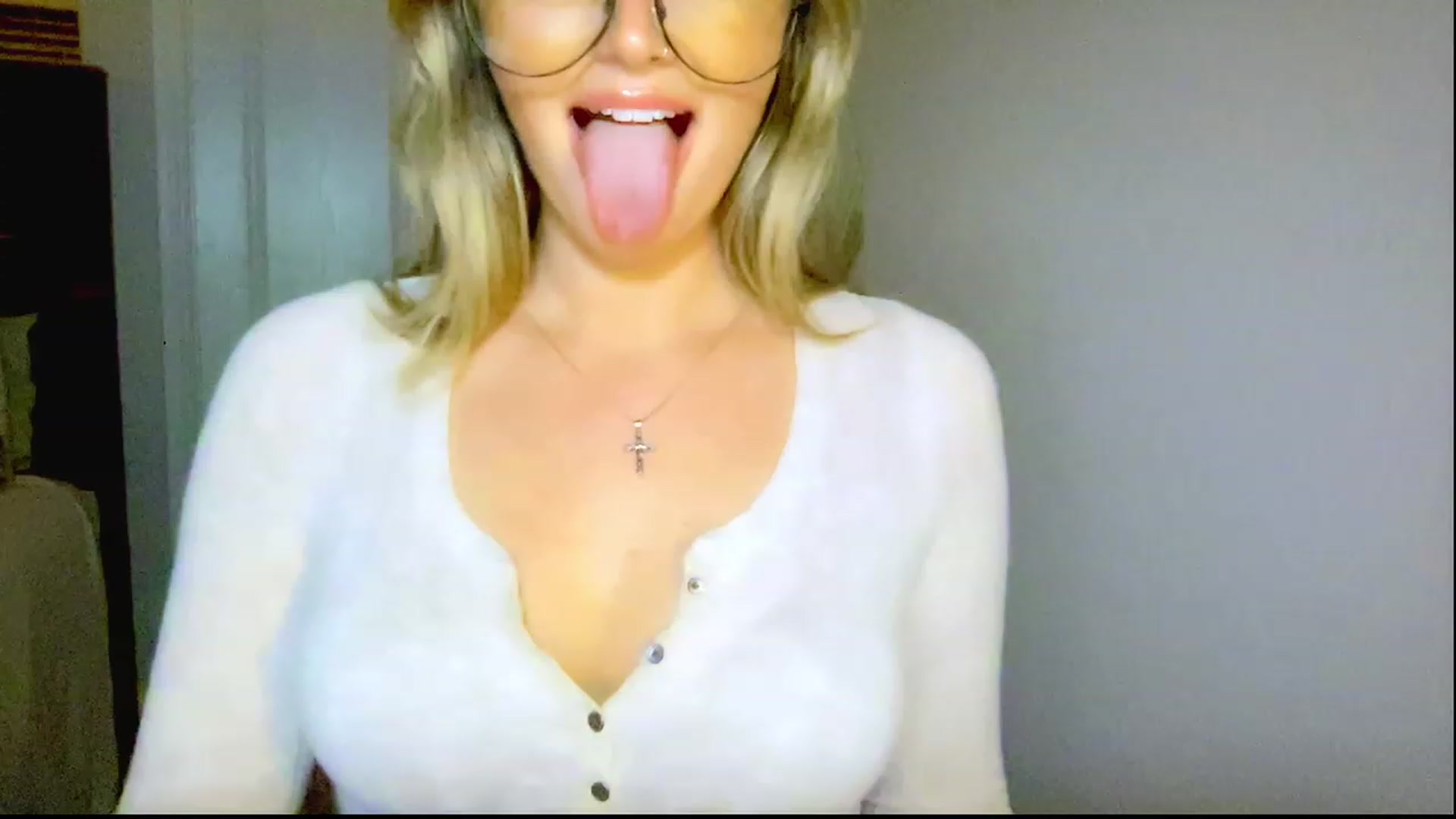 Gallery image thumbnail from Xonakitaxo's myfreecams stream on, 03/22/2023, 04:18 image 2 of 20