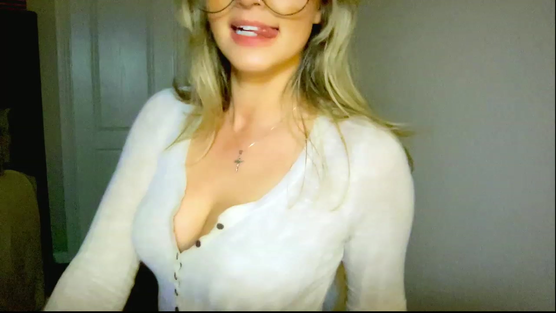 Gallery image thumbnail from Xonakitaxo's myfreecams stream on, 03/22/2023, 05:05 image 18 of 20