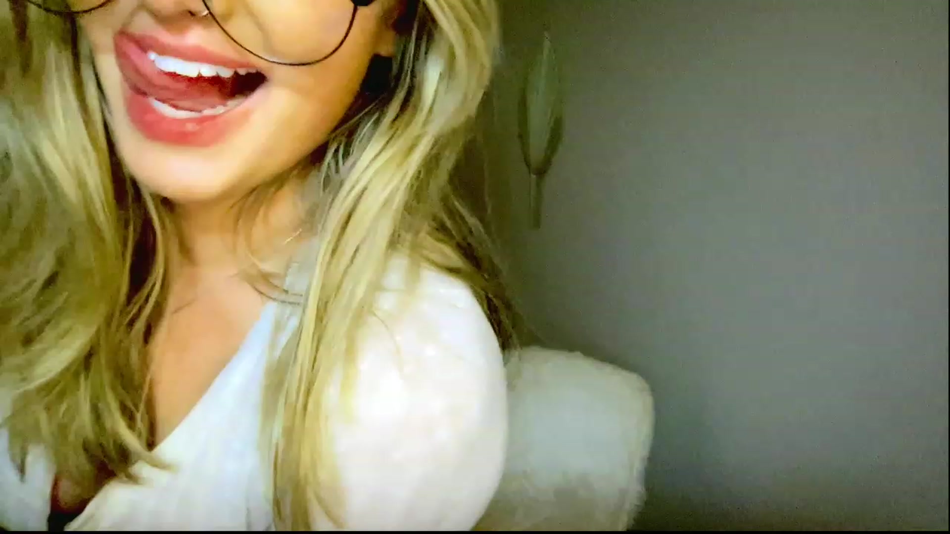 Gallery image thumbnail from Xonakitaxo's myfreecams stream on, 03/22/2023, 05:05 image 12 of 20