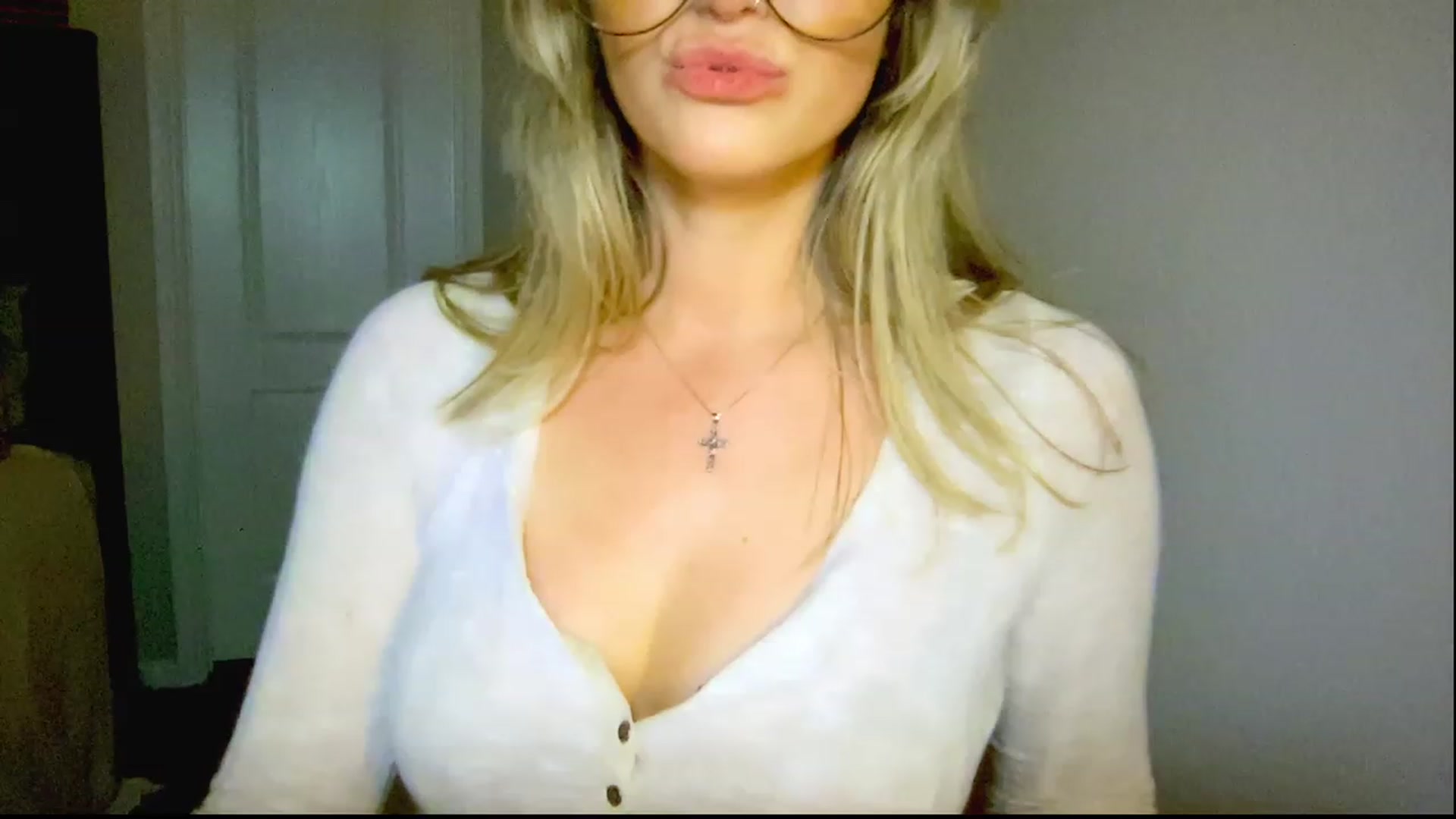 Gallery image thumbnail from Xonakitaxo's myfreecams stream on, 03/22/2023, 05:05 image 20 of 20
